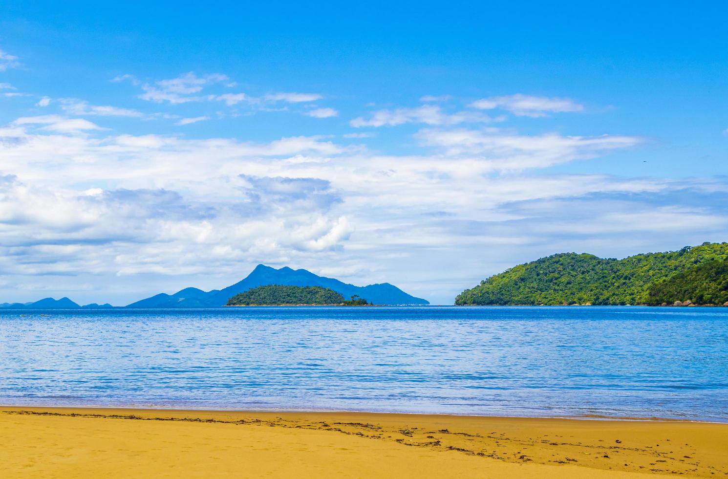 mangrove en pouso strand op tropisch eiland ilha grande brazilië. foto