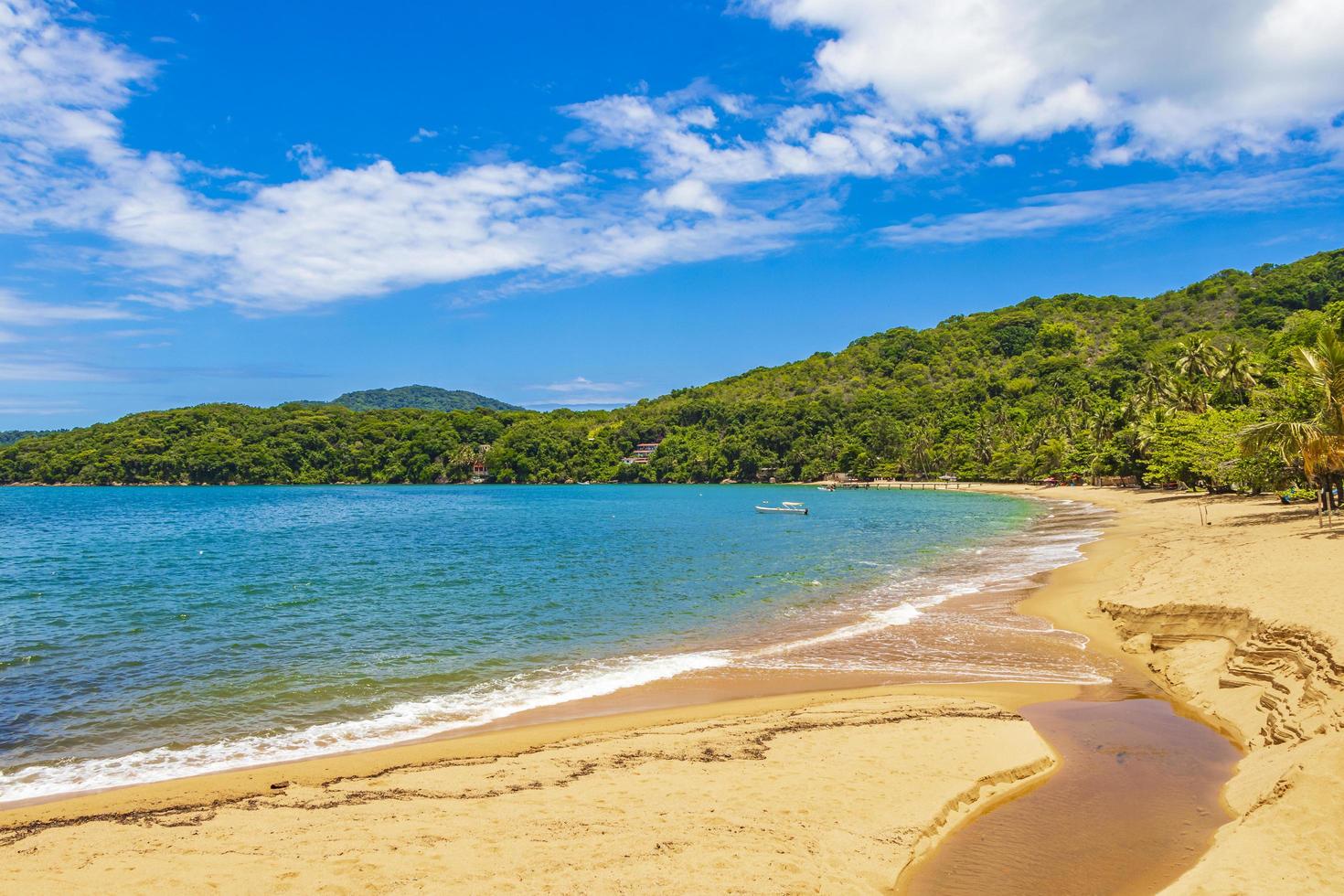 groot tropisch eiland ilha grande praia de palmas strand brazilië. foto