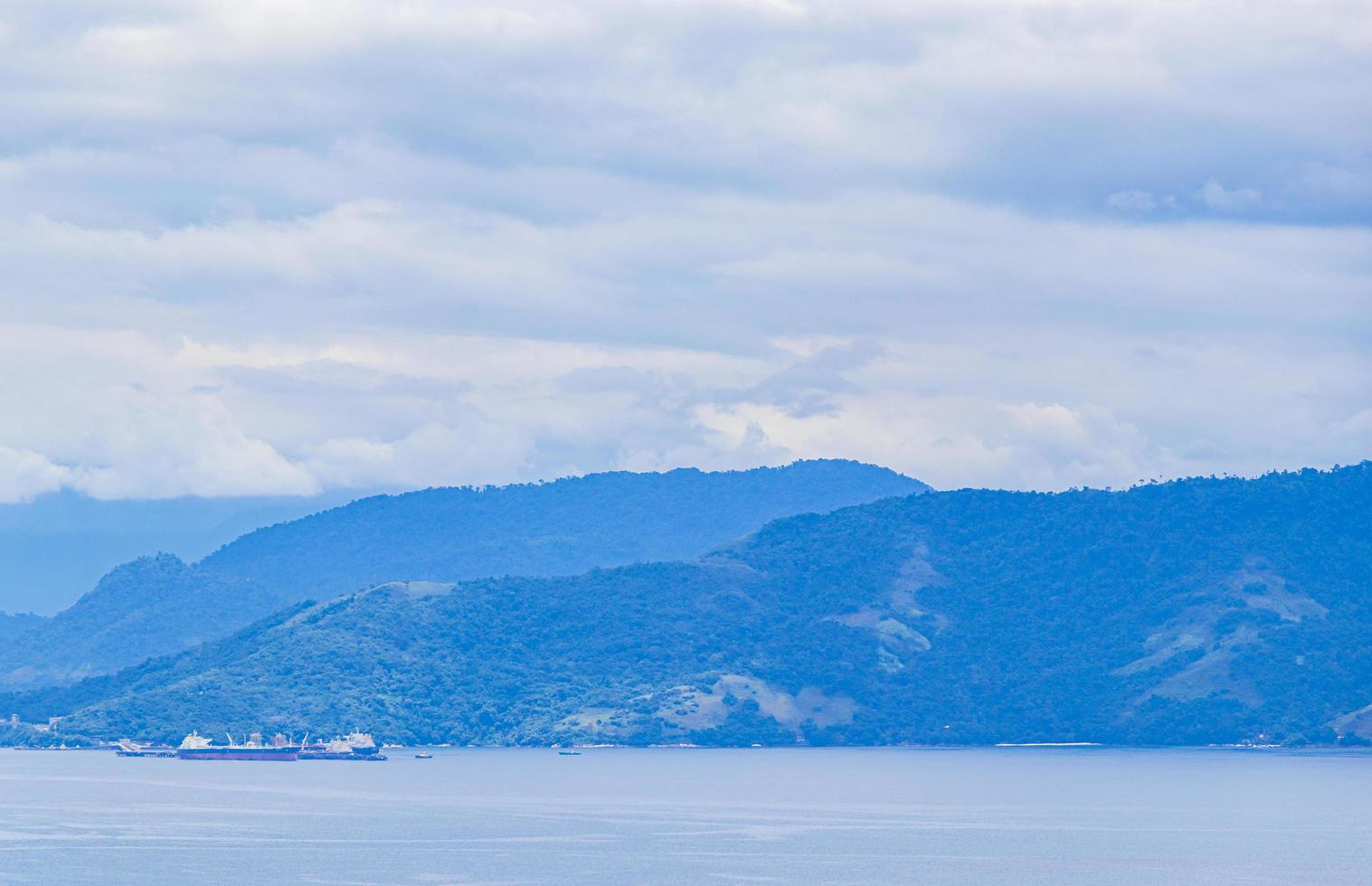 panoramisch uitzicht van ilha grande naar terminal da petrobras brazilië. foto