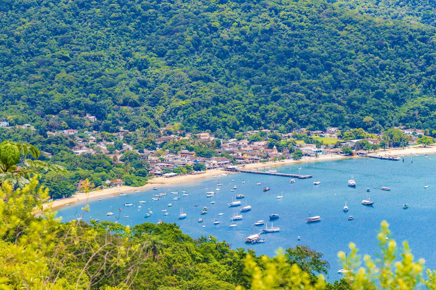 groot tropisch eiland ilha grande abraao strand panorama brazilië. foto