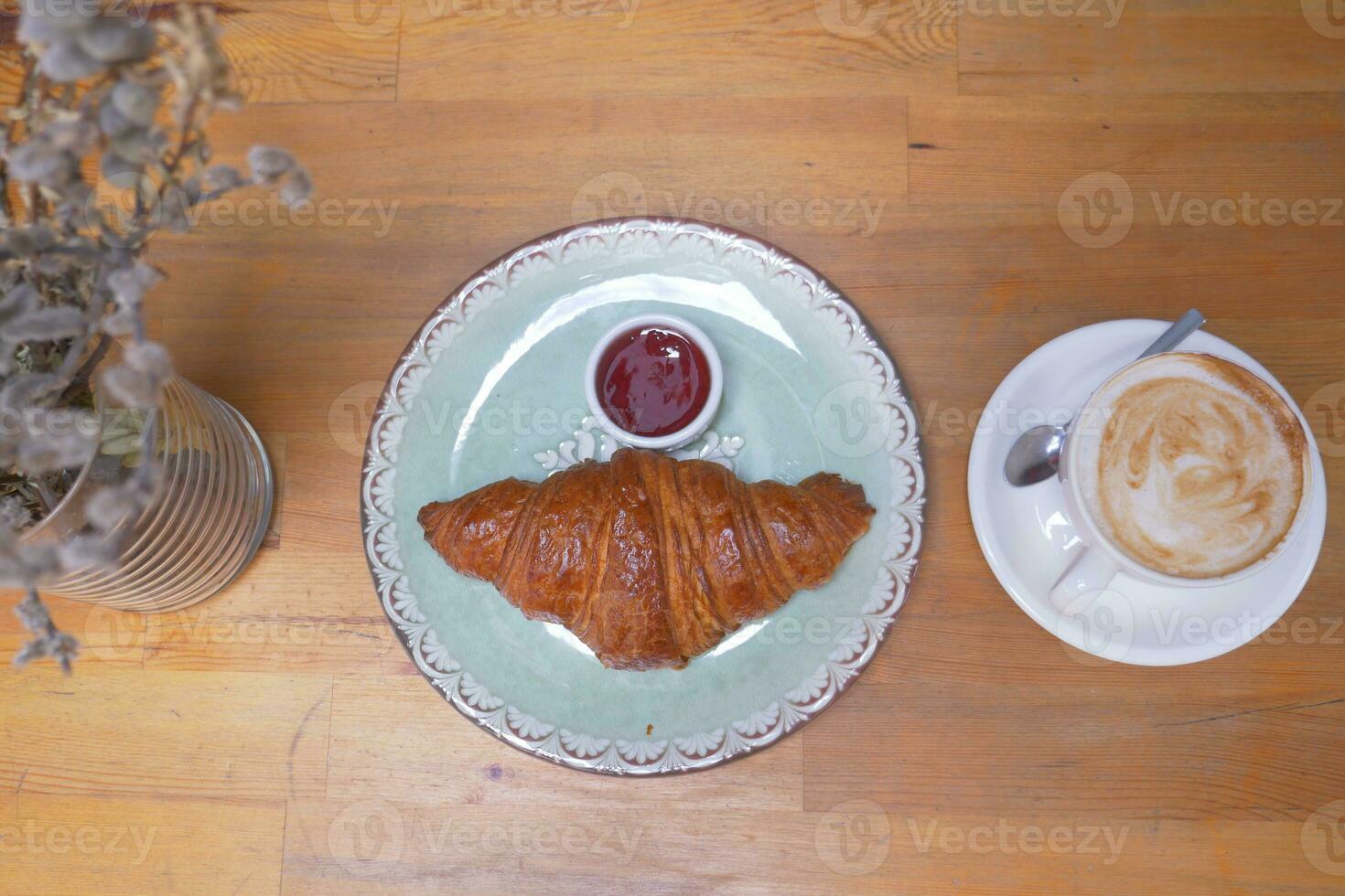 top wedijveren van vers gebakken croissant Aan bord met kopiëren ruimte foto