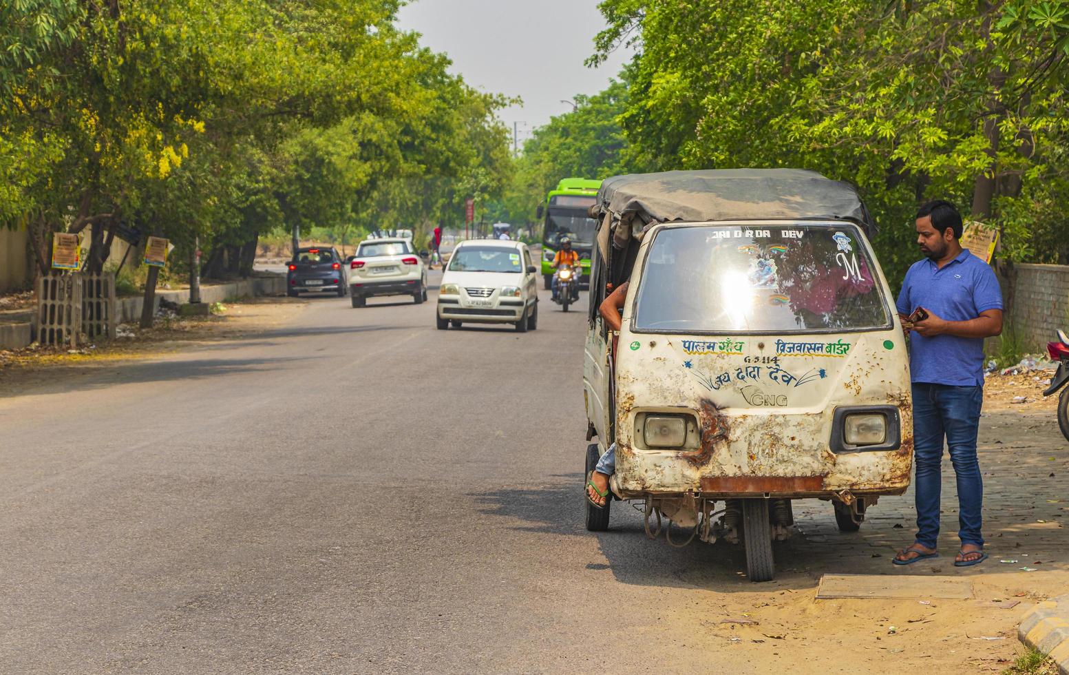 new-delhi delhi india- groot verkeer van tuk-tuks-bussen en mensen foto