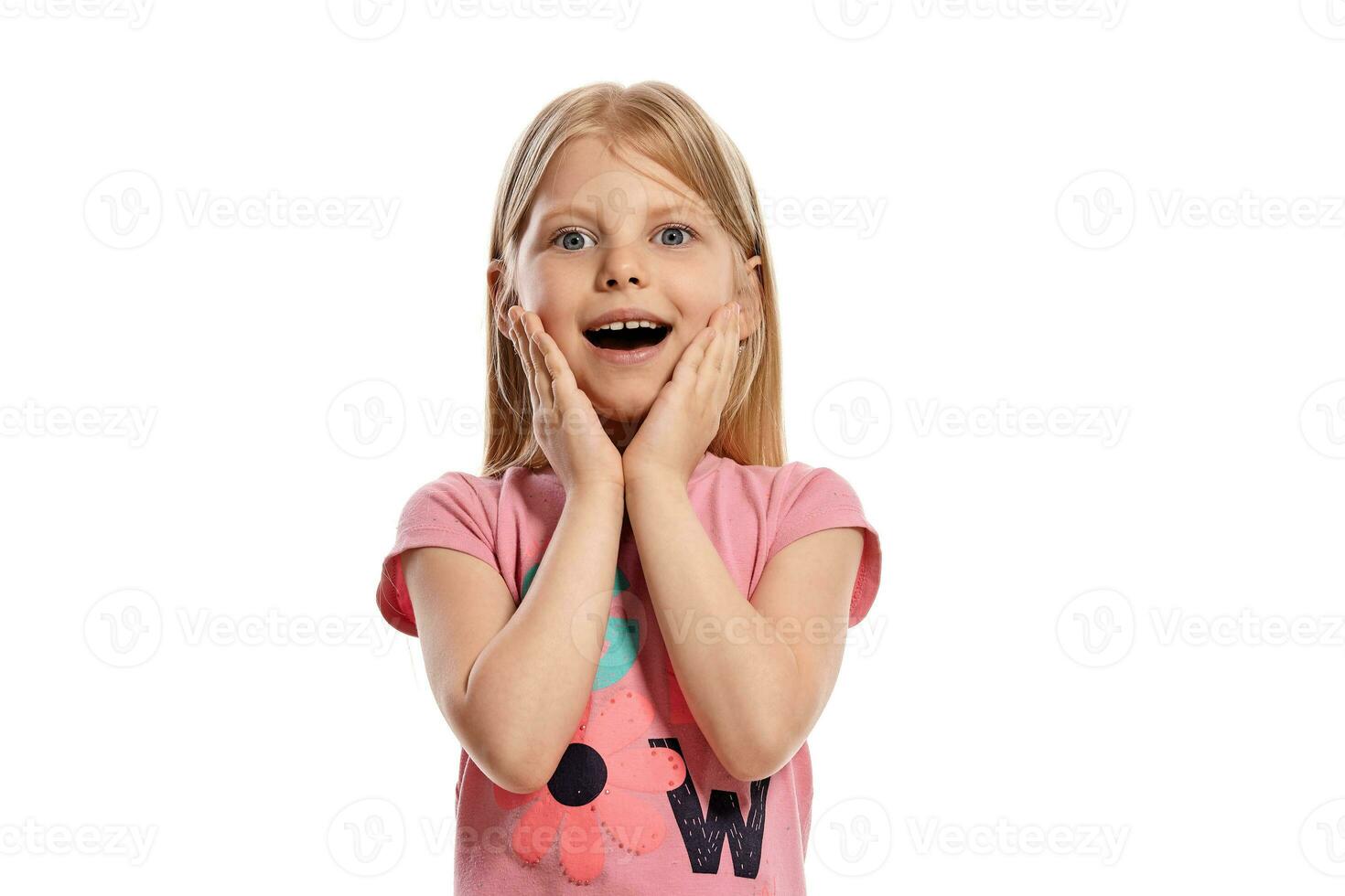 detailopname portret van een mooi hoor blond weinig kind in een roze t-shirt poseren geïsoleerd Aan wit achtergrond. foto