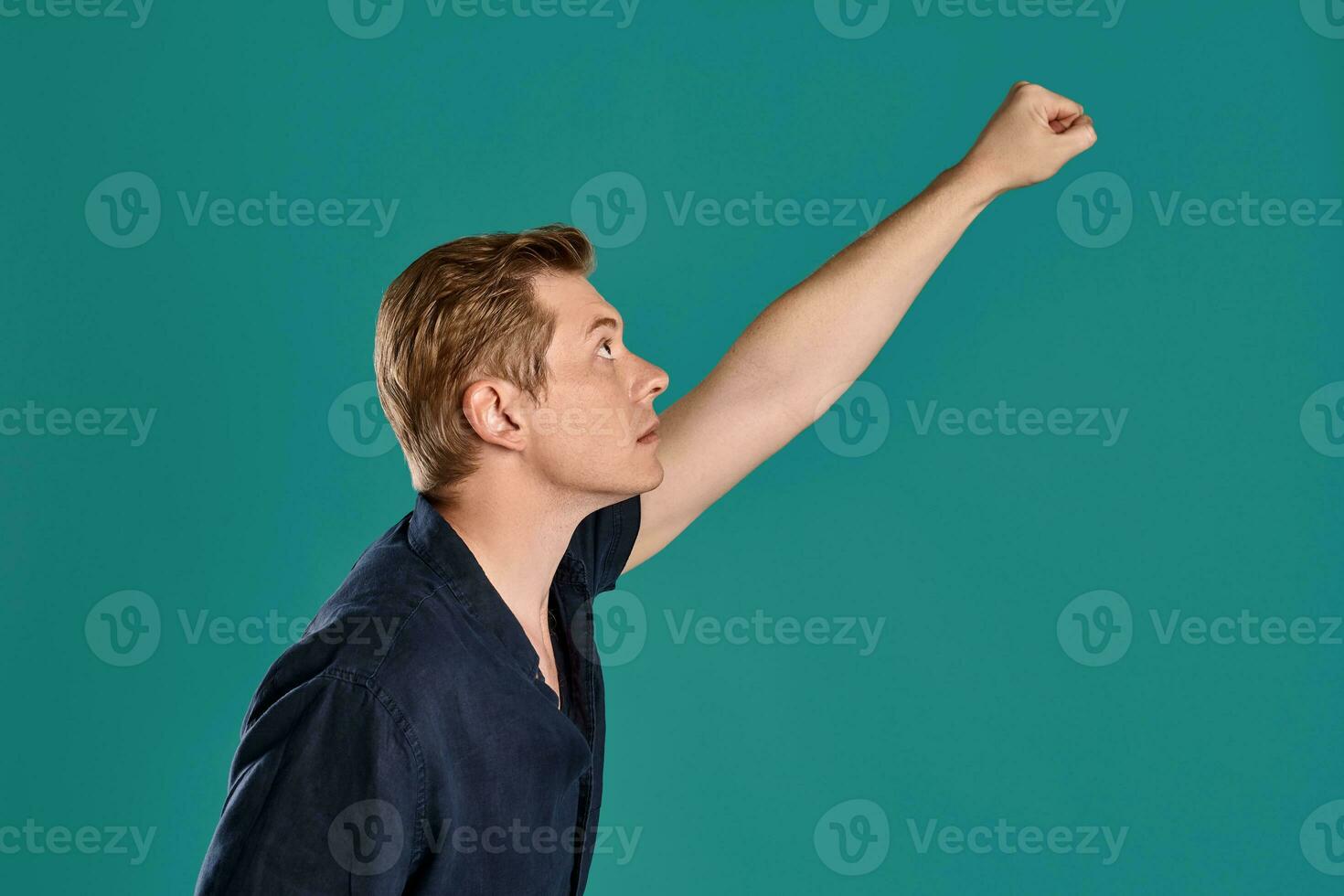 detailopname portret van een gember vent in marine t-shirt poseren Aan blauw achtergrond. oprecht emoties. foto