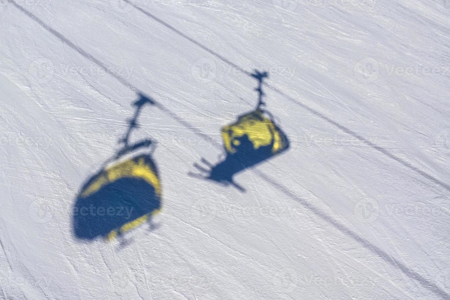 schaduwen van stoeltjesliften op de sneeuw foto