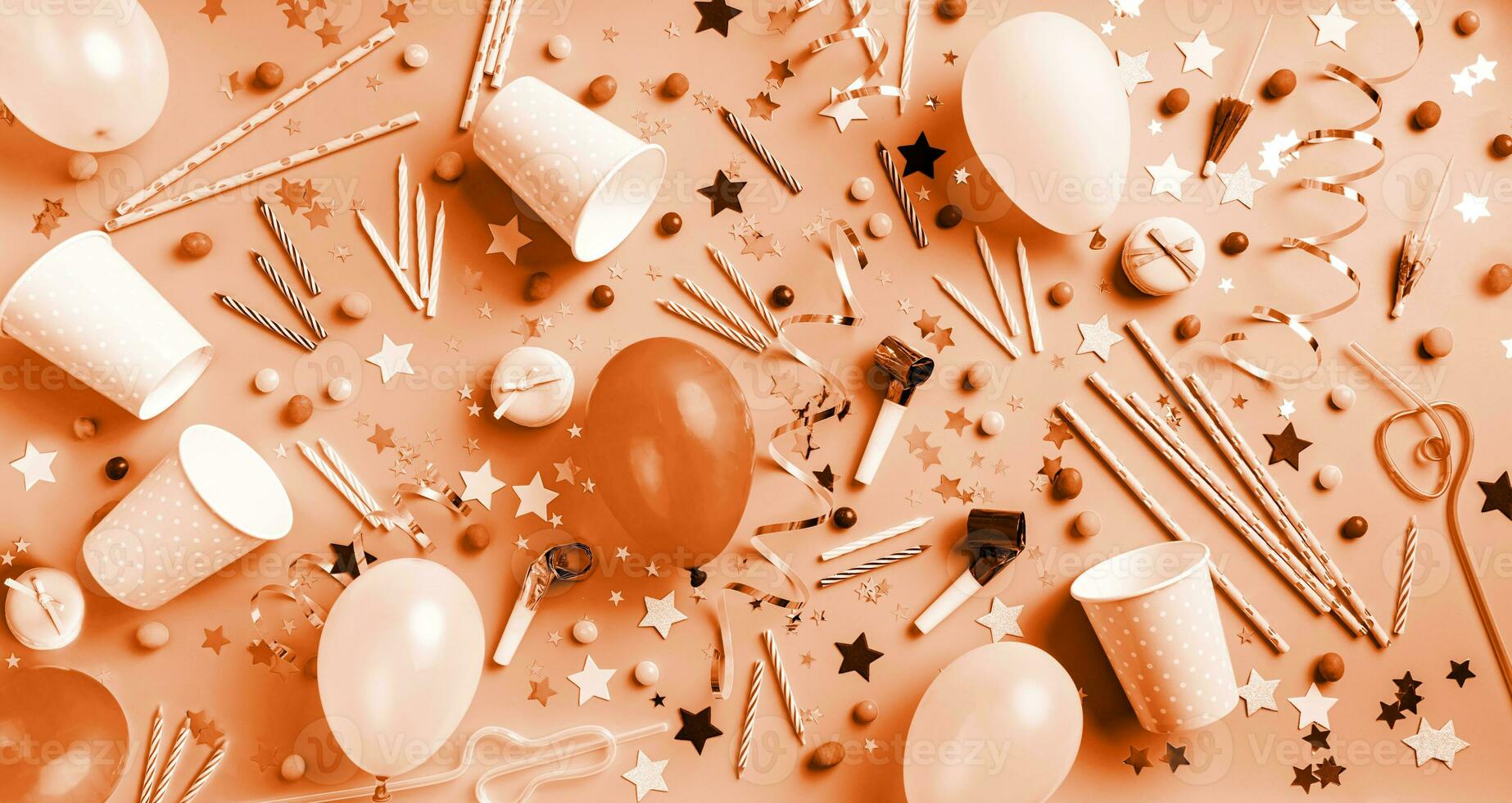 kleur van de jaar 2024, perzik dons. verjaardag partij met ballonnen, confetti, kaarsen, snoepjes foto