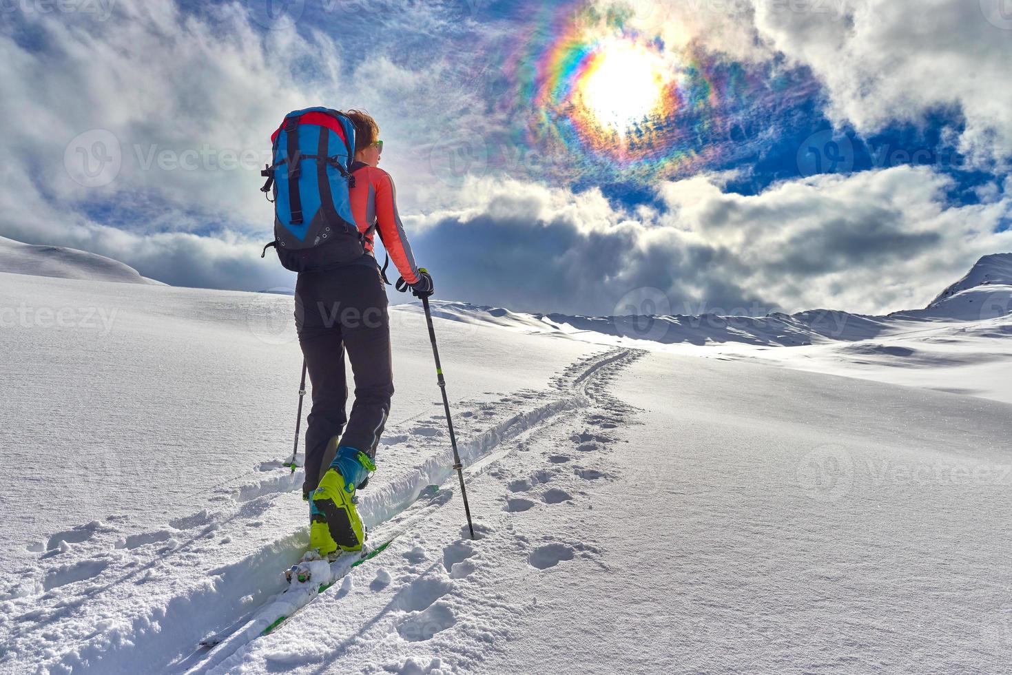 meisje maakt ski-alpinisme alleen naar de bergpas foto