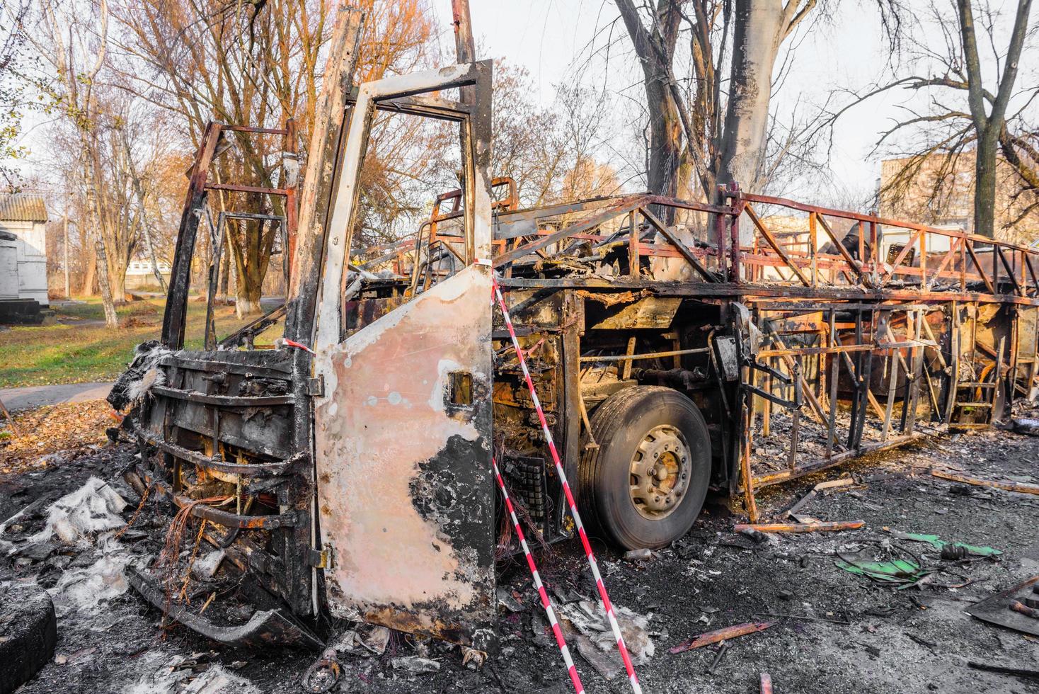 verbrande bus wordt op straat gezien nadat hij tijdens het reizen in brand is gevlogen, na brand foto