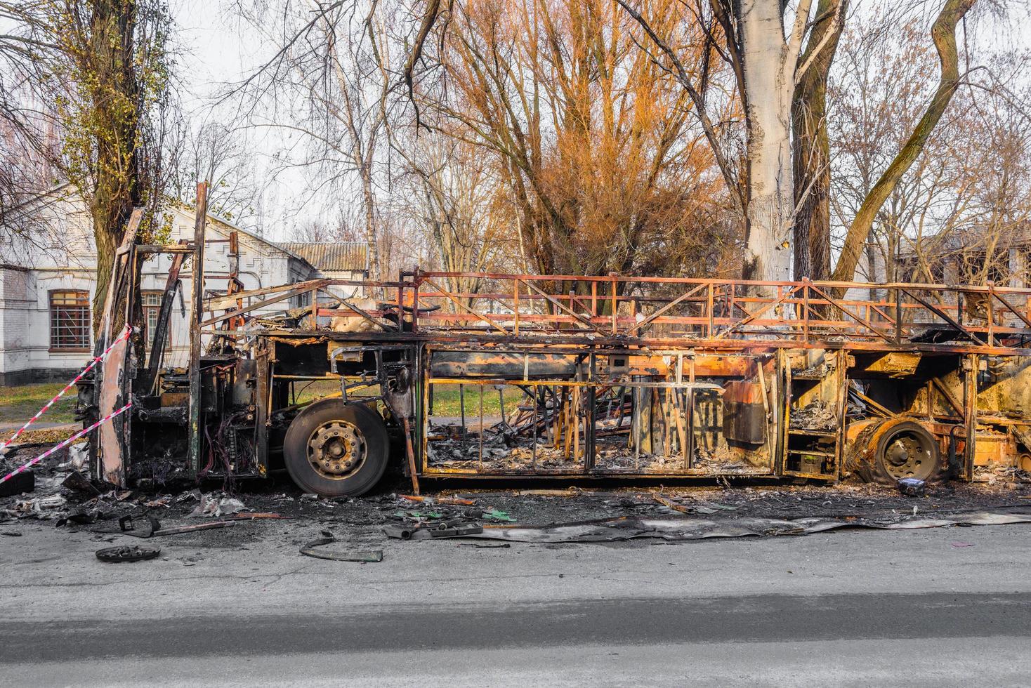 verbrande bus wordt op straat gezien nadat hij tijdens het reizen in brand is gevlogen, na brand foto