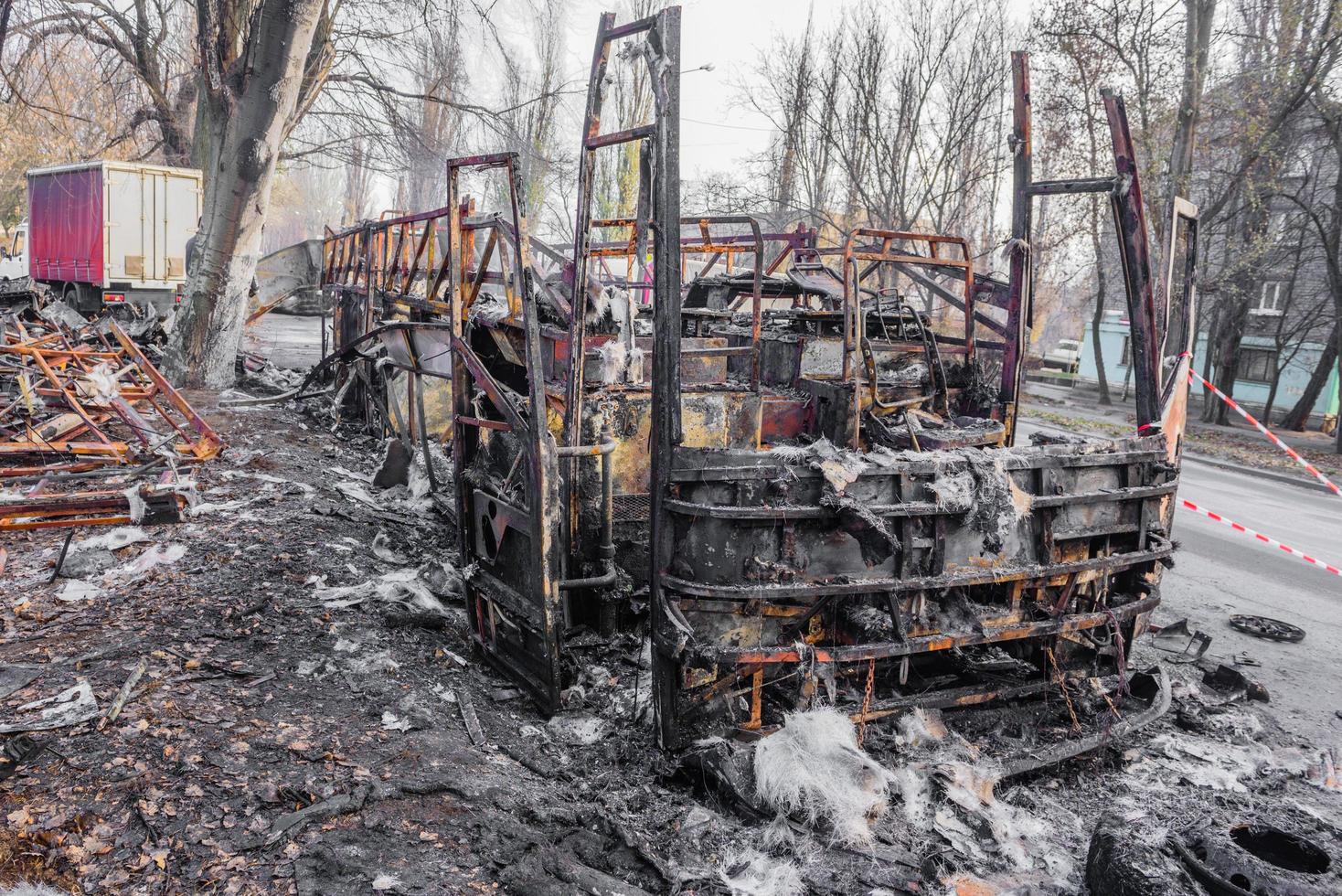 verbrande bus wordt op straat gezien nadat hij tijdens het reizen in brand is gevlogen, na brand foto