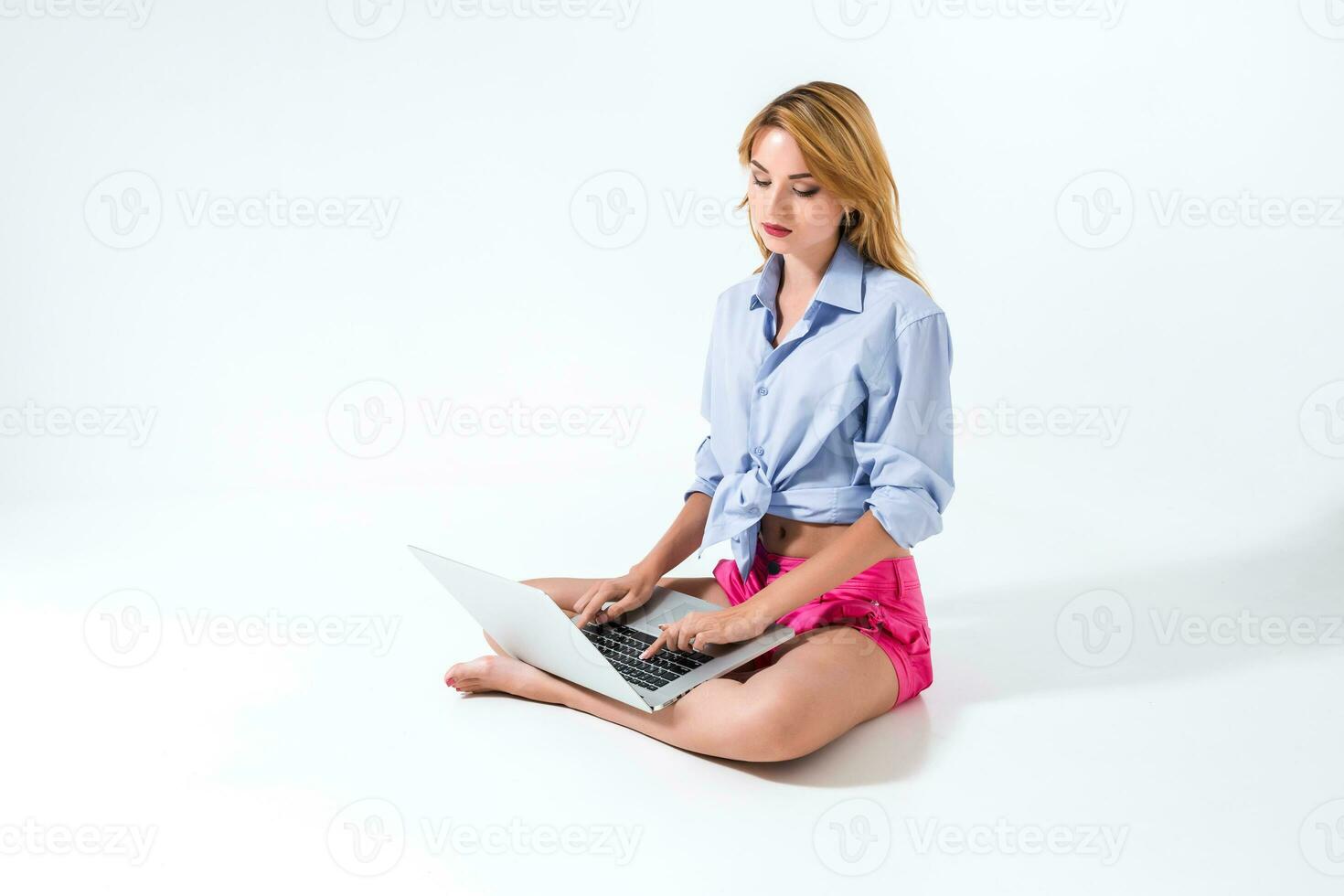 jong vrouw zittend Aan de verdieping en gebruik makend van laptop foto
