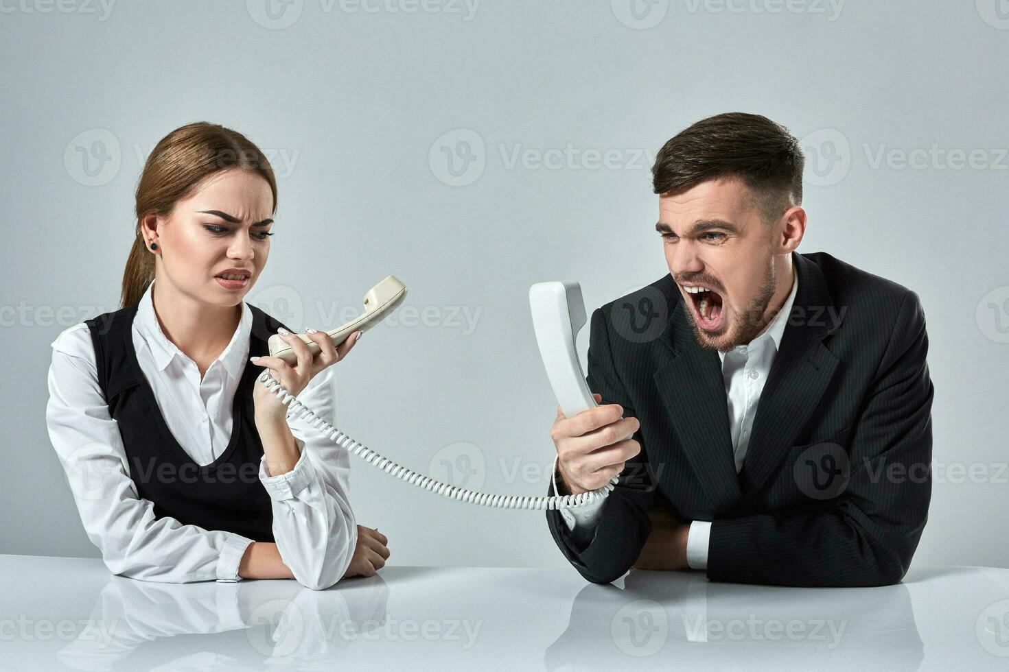 afbeelding van Mens en vrouw met telefoon Bij de tafel foto