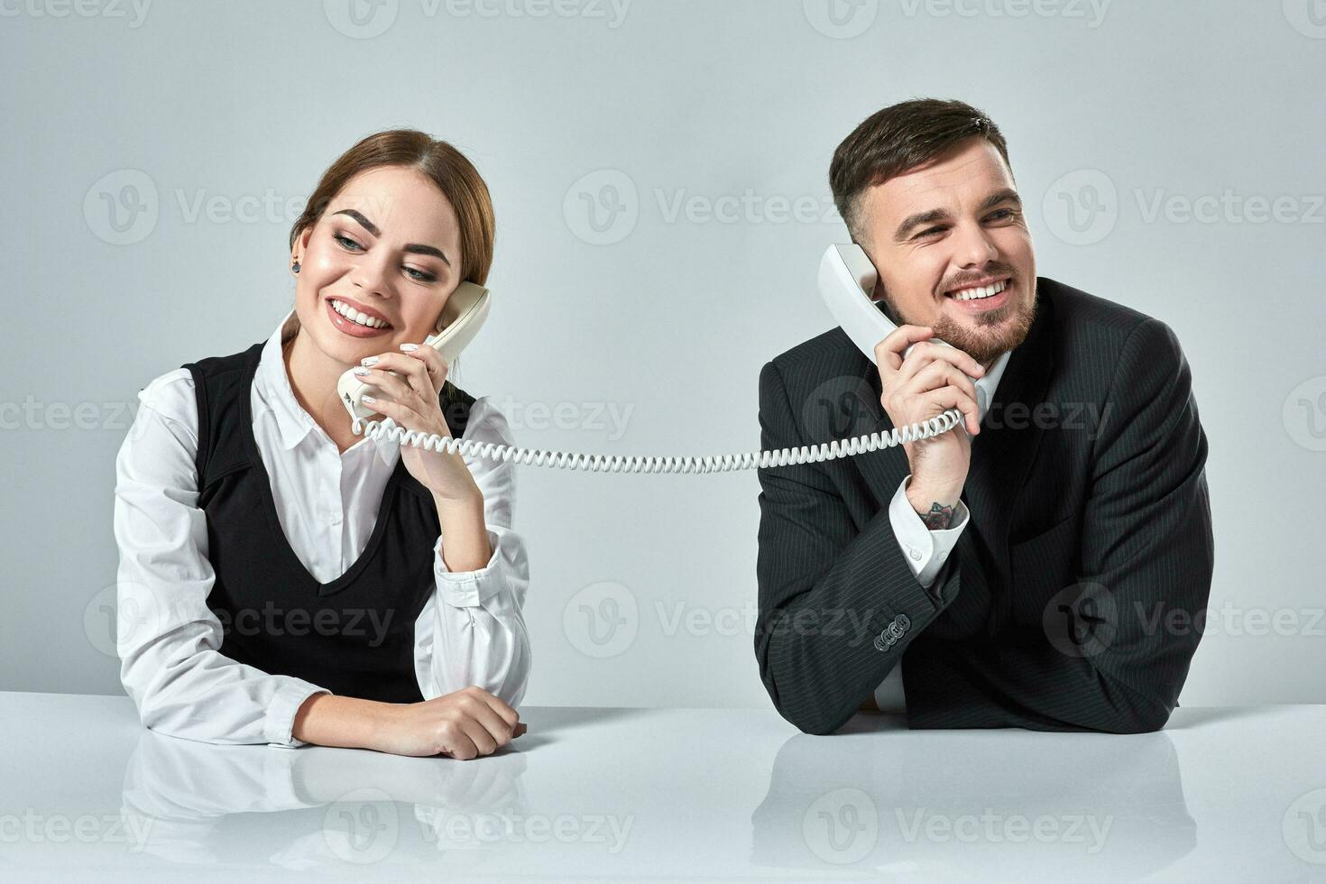 afbeelding van Mens en vrouw met telefoon Bij de tafel foto