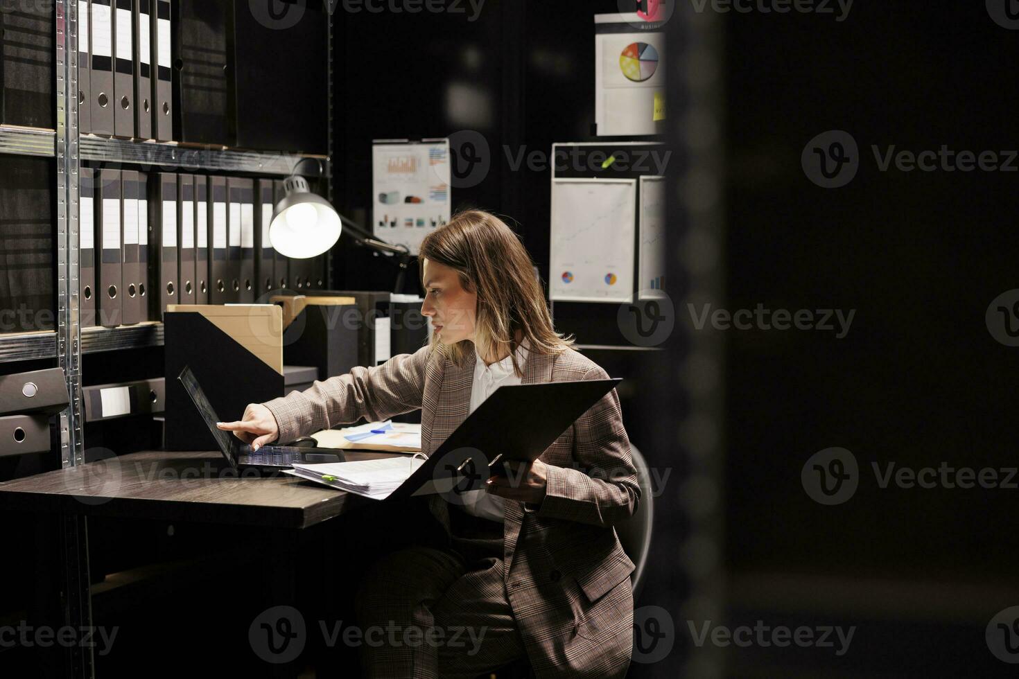 onderzoeker lezing criminologie bestanden, werken laat Bij nacht Bij crimineel geval in archiveren kamer. Politie officier analyseren misdrijf tafereel bewijs, controle documenten met vertrouwelijk slachtoffer informatie foto