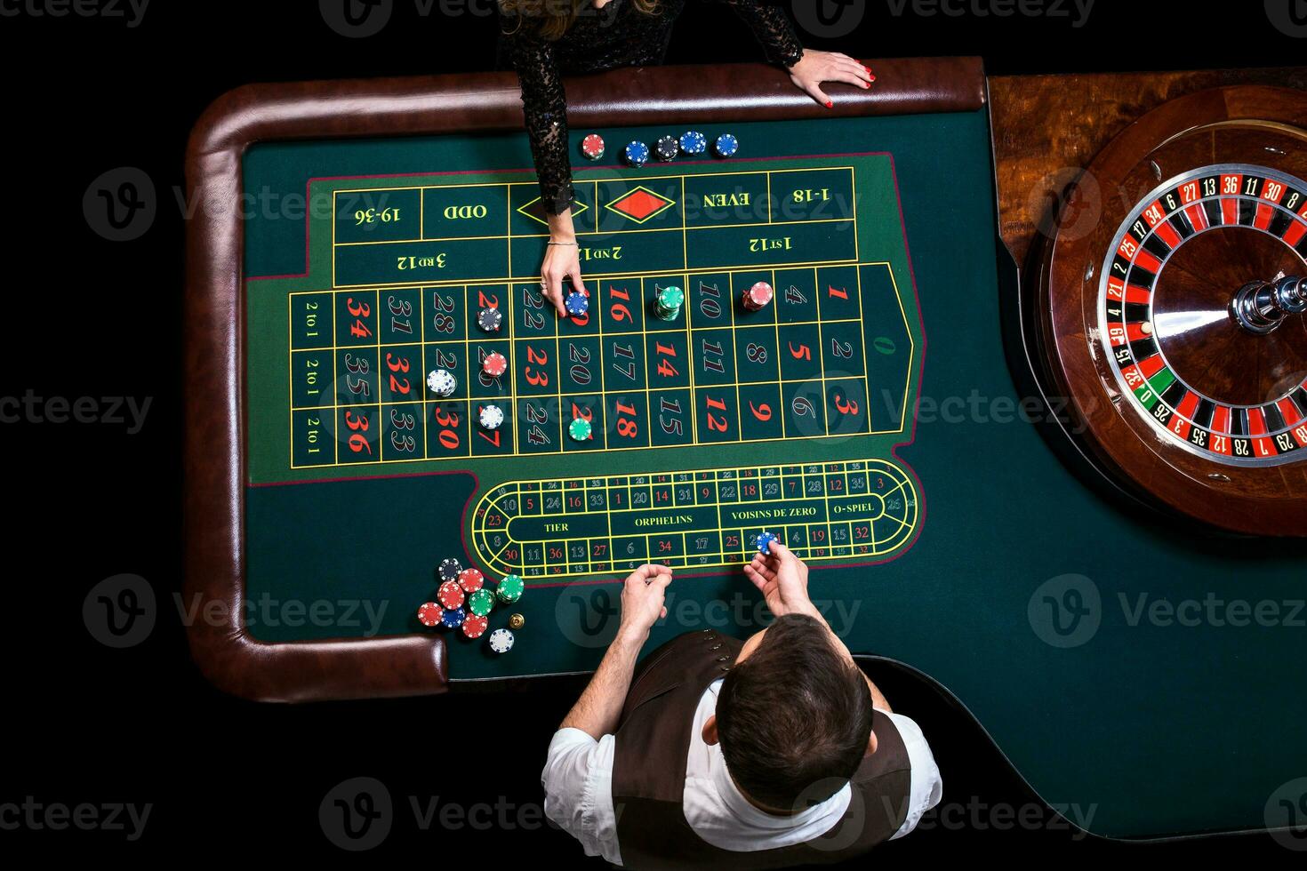 top visie van de casino croupier en de groen roulette tafel. ga foto