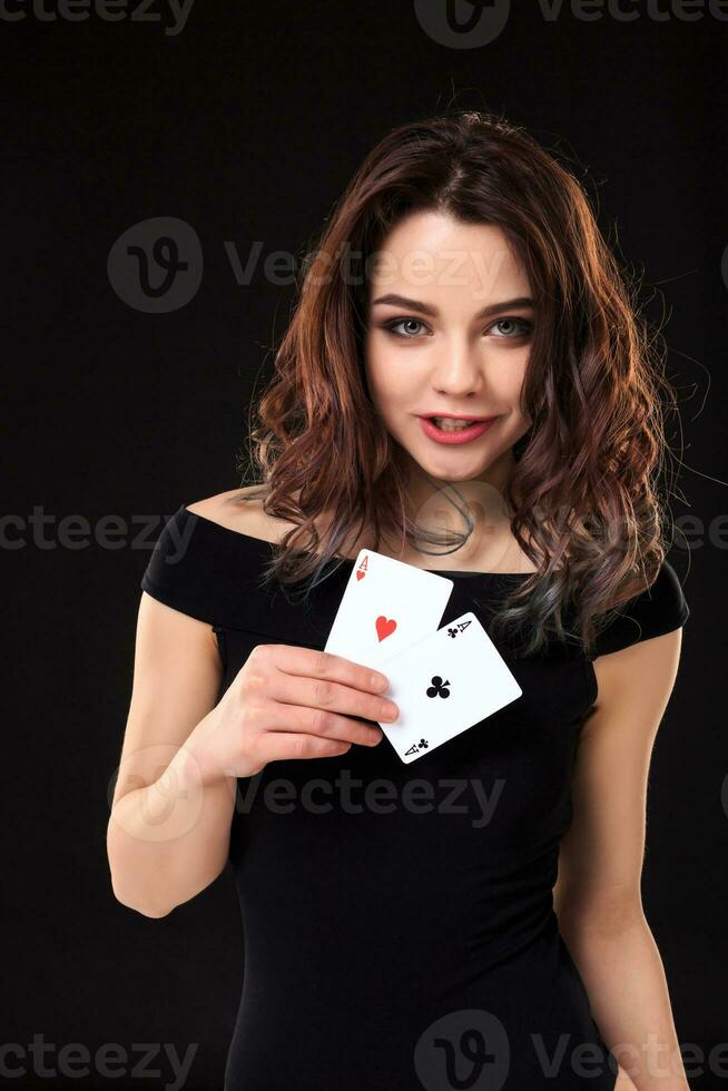 jonge vrouw spelen in het gokken op zwarte achtergrond foto
