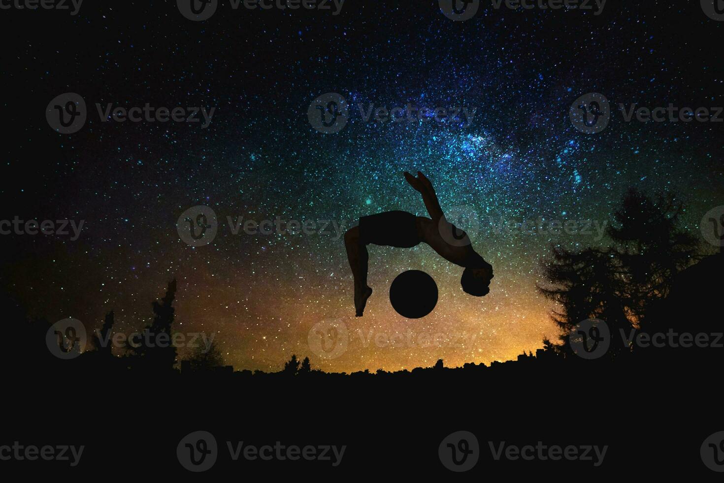 sportief Mens jumping silhouet Bij de nacht sterrenhemel lucht en maan achtergrond. foto