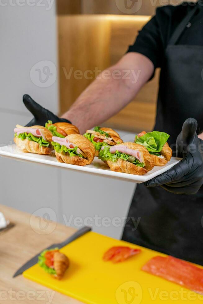 ai gegenereerd chef serveert fijnproever croissant belegd broodje genot foto
