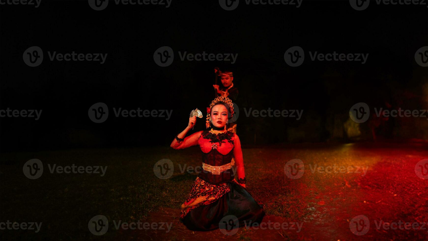 een groep van vrouw dansers met gezichten vol van droefheid zittend alleen in de midden- van een veld- foto