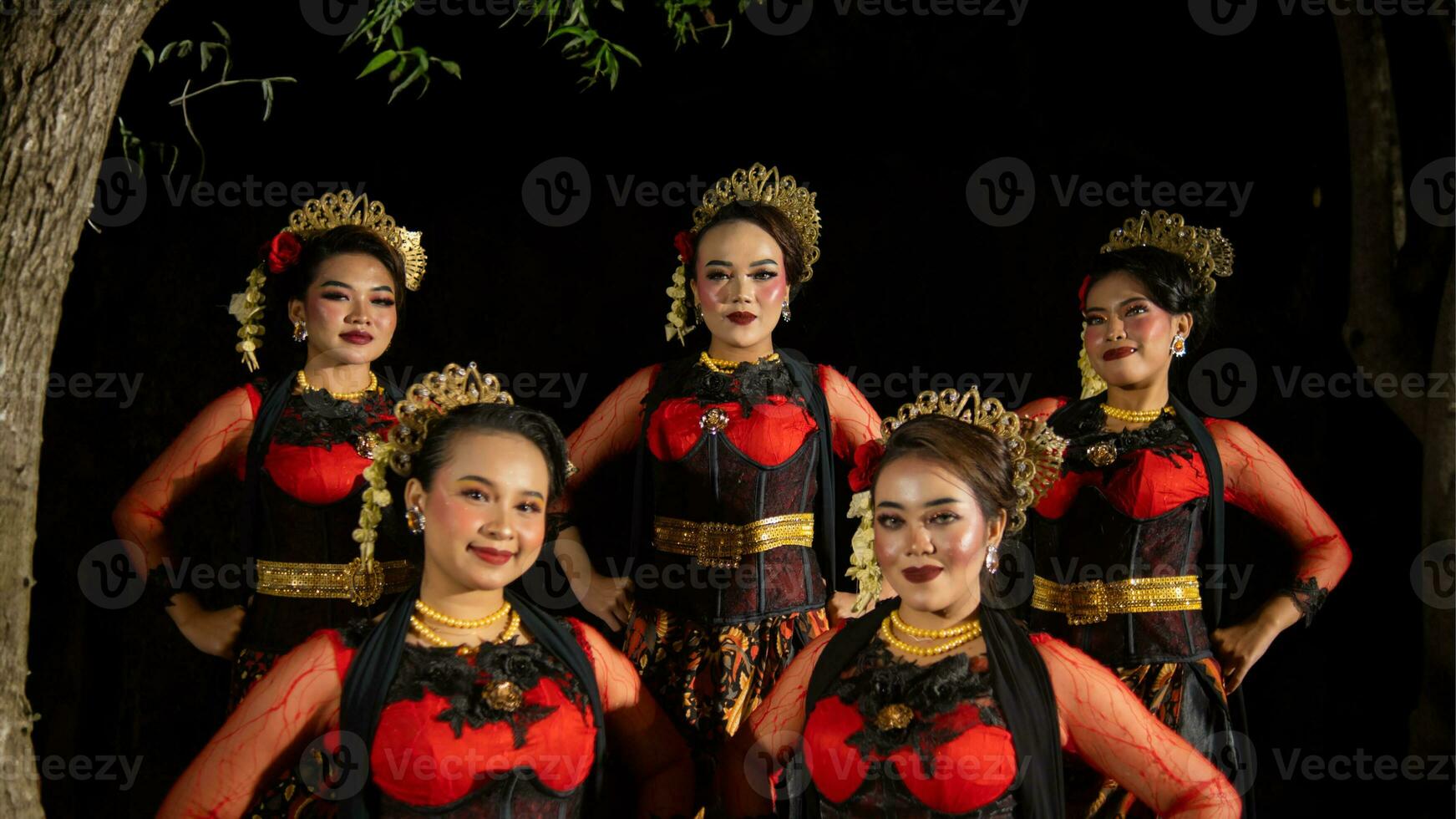 een groep van dansers staan hoog net zo rood kostuums voorzien een dramatisch en bevallig contrast foto