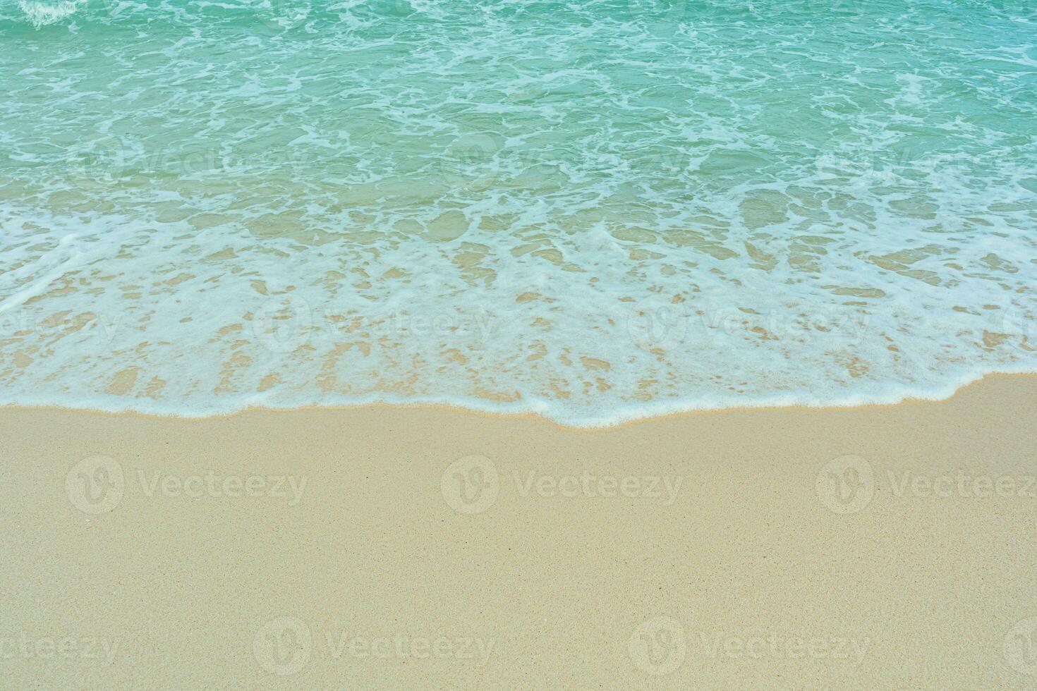 zacht Golf van blauw oceaan Aan zanderig strand. zomer vakantie in eiland. Doorzichtig azuur water achtergrond. foto