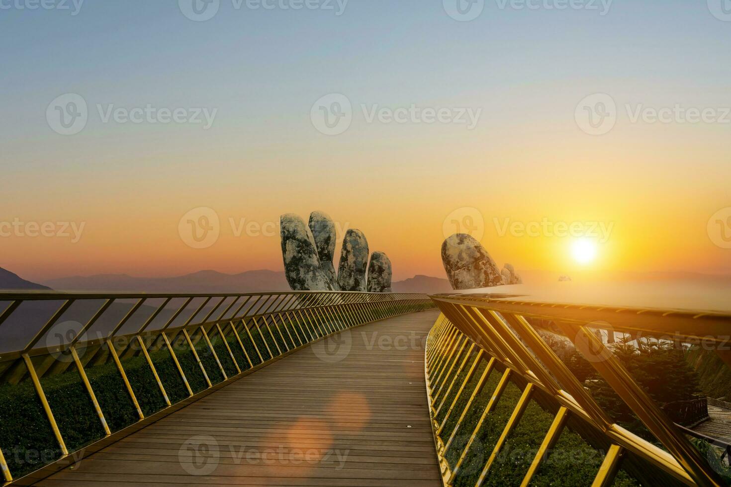 landschap visie van de gouden brug is opgeheven door twee reusachtig handen Aan ba na heuvel gedekt met mist, da nag, Vietnam. foto