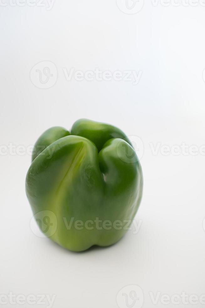 verse groene peper met witte achtergrond foto