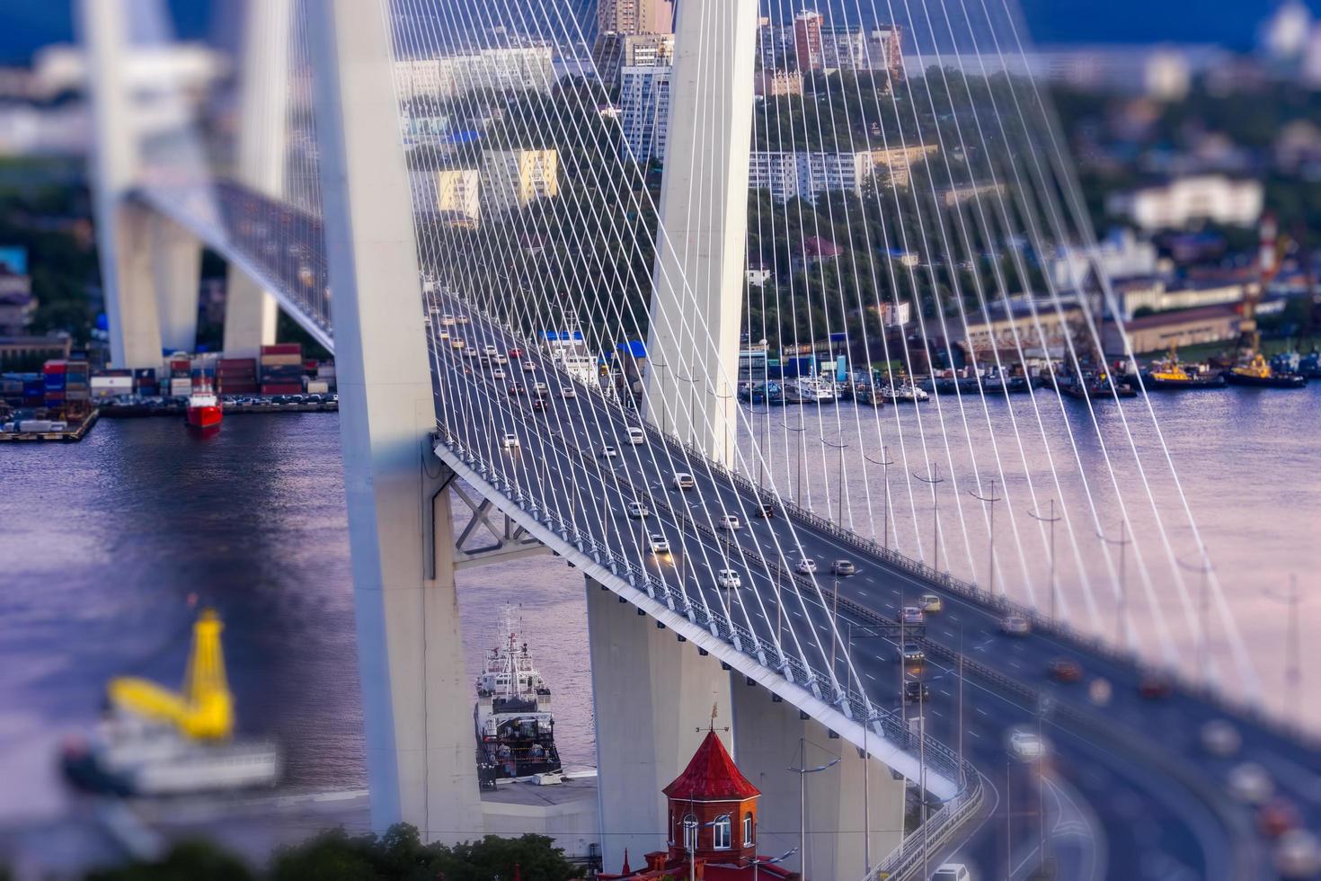 stadslandschap met uitzicht op de gouden brug. vladivostok, rusland foto