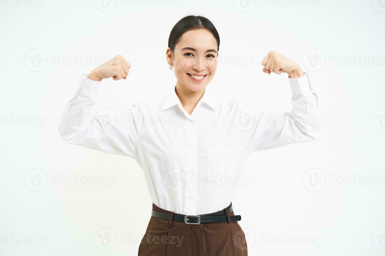 bedrijf en zakelijke Dames. sterk en geslaagd Aziatisch vrouw ondernemer, shows biceps, buigen spieren, glimlachen verheugd, wit achtergrond foto