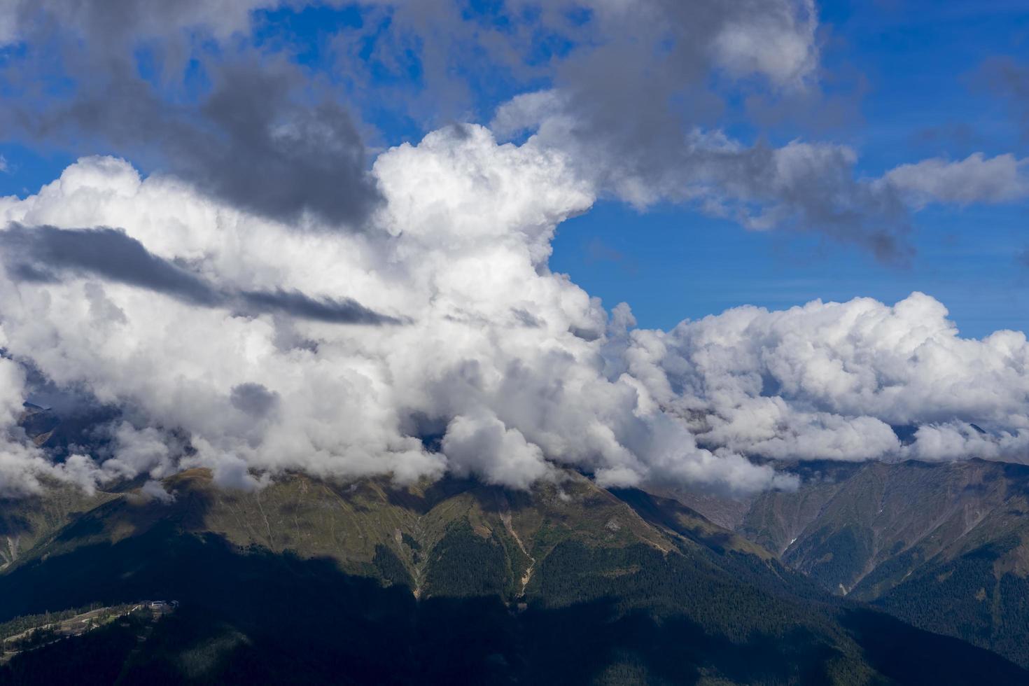 berglandschap met wolken zonder mensen foto