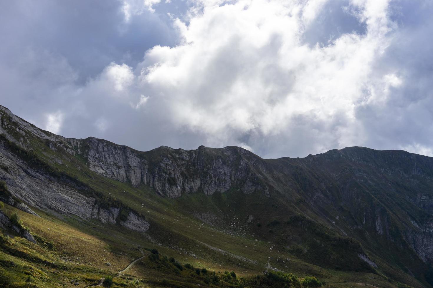 berglandschap met wolken zonder mensen foto