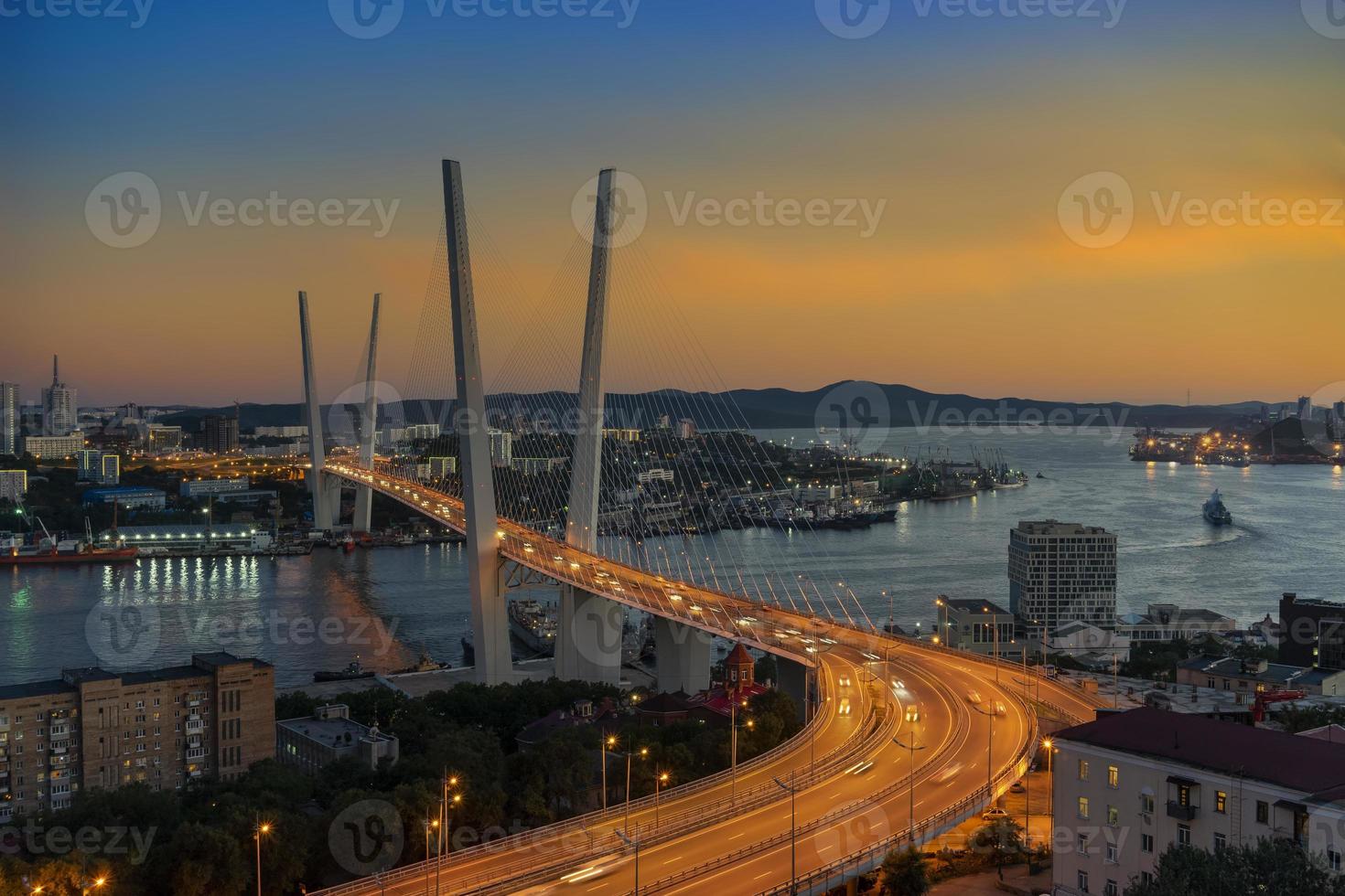 stadslandschap met uitzicht op de gouden brug. vladivostok, rusland foto
