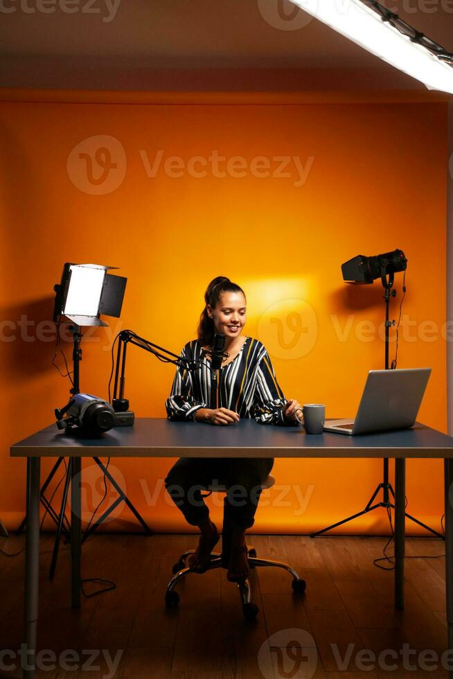 beroemd vrouw filmen en opname vlog in huis studio. inhoud Schepper nieuw media ster Aan sociaal media opname voor internet web online abonnees publiek nieuw podcast aflevering foto