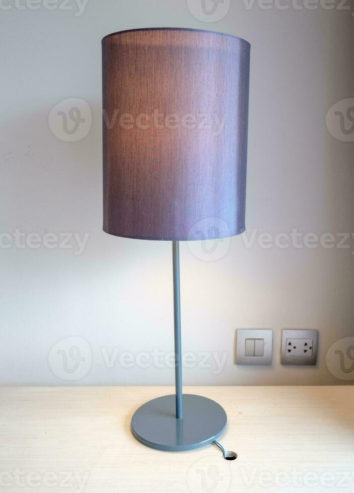 bruin bureau lamp Aan hout tafel foto