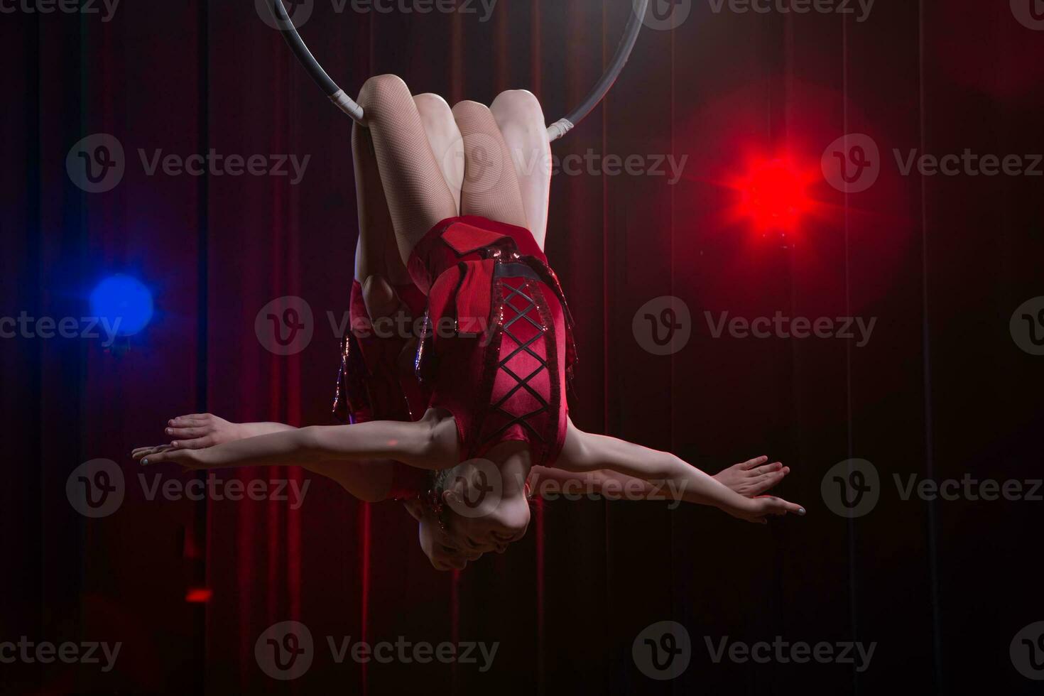 circus actrice acrobaat prestatie. twee meisjes uitvoeren acrobatisch elementen in de lucht ring. foto