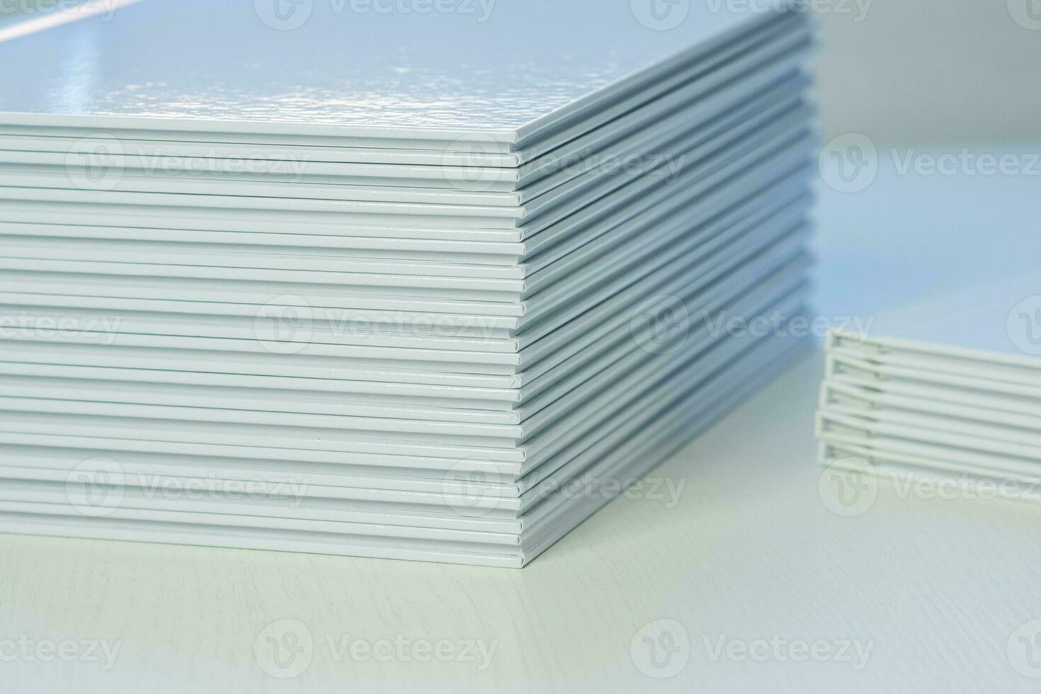 stapels van vers gedrukt fotoboeken met schoon wit covers Aan de tafel detailopname foto