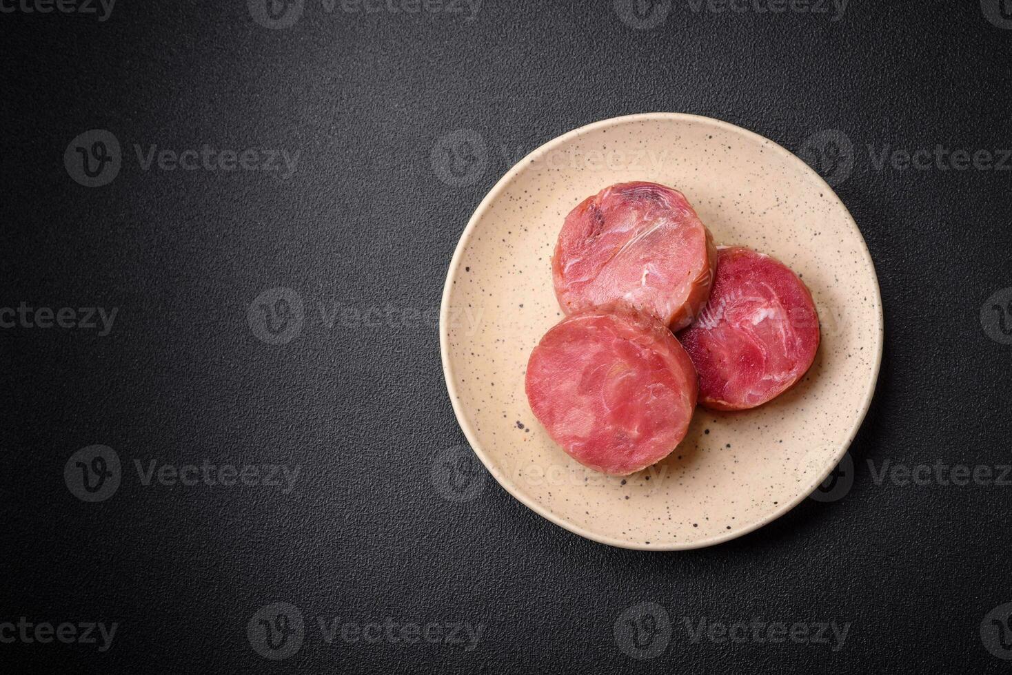 ronde vorm steaks van rauw sappig tonijn met zout en specerijen foto