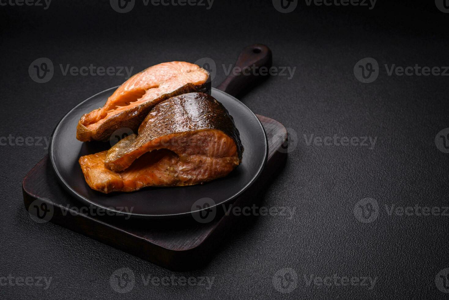 vers gekookt heerlijke zalm steak met specerijen en kruiden gebakken op een grill foto