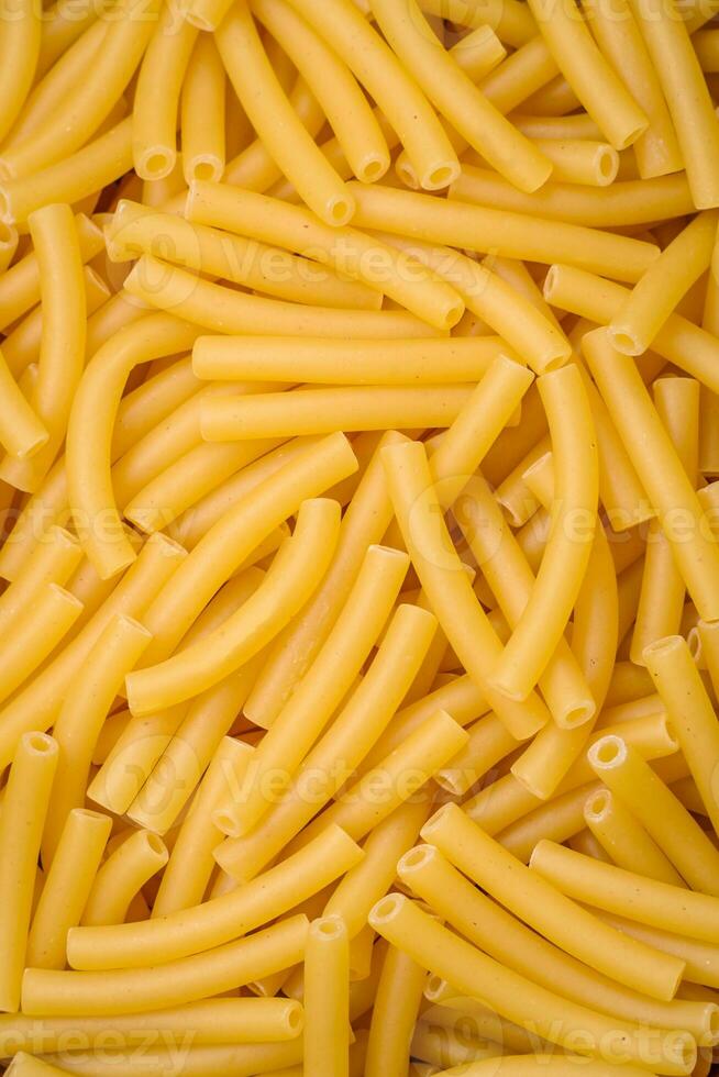 rauw geheel graan tarwe pasta met zout en specerijen in een keramisch bord foto