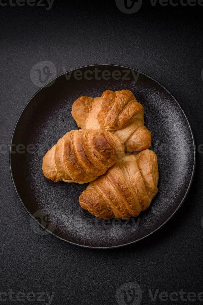 heerlijk krokant gebakken zoet croissants met vulling Aan een keramisch bord foto