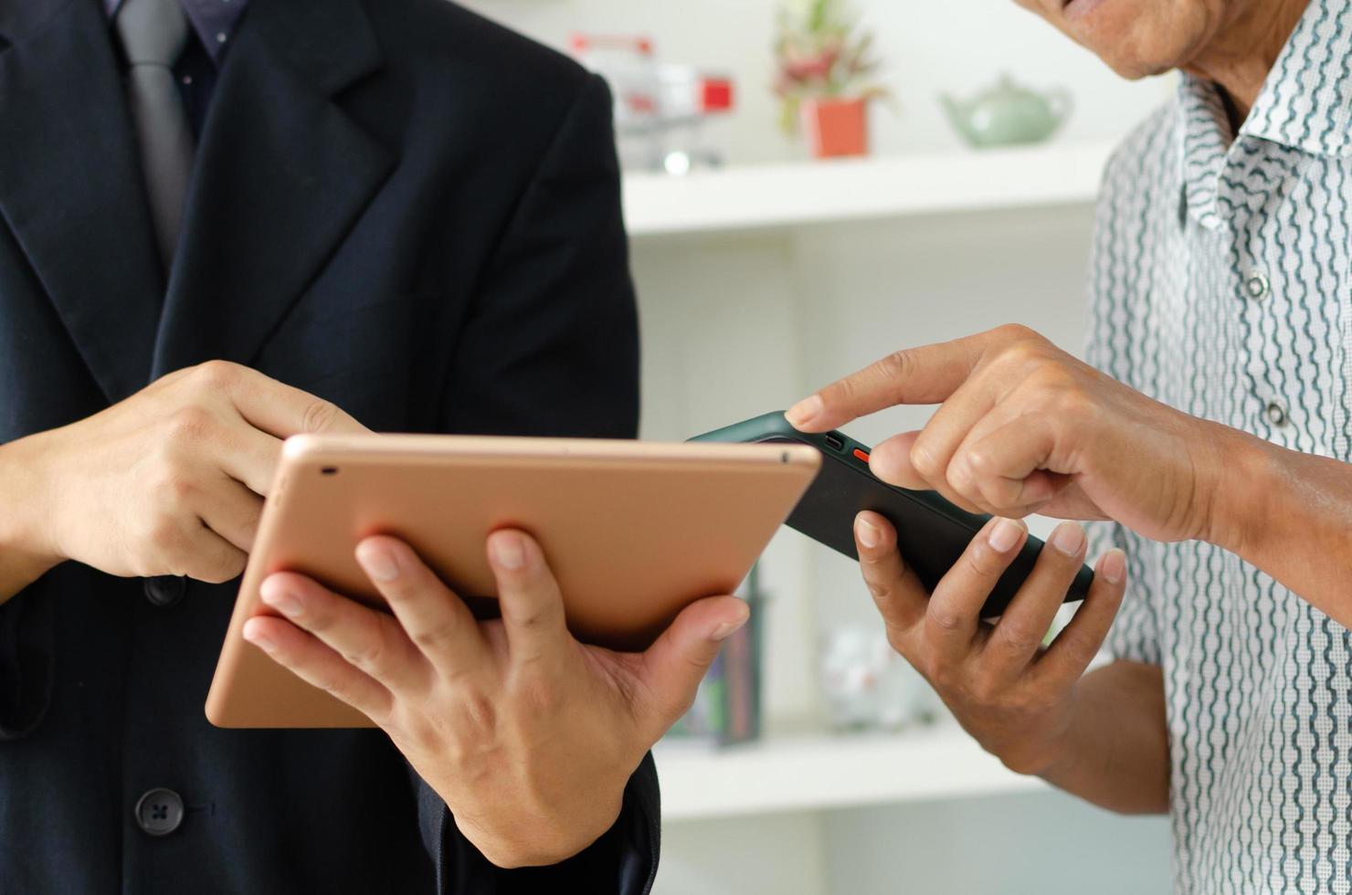 zakenman gebruikt mobiele telefoons en tablets voor zakelijke communicatie of online marketing. foto