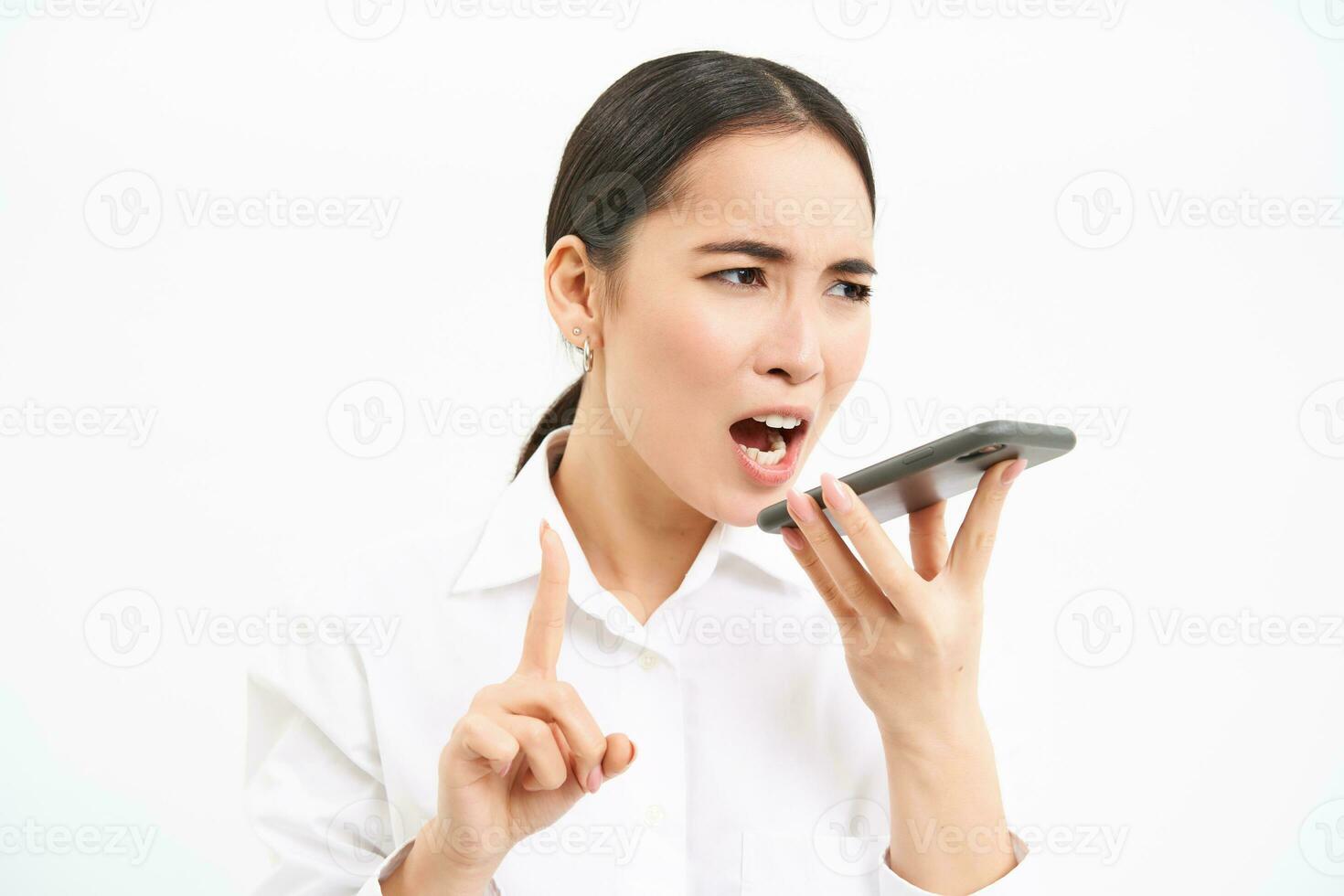 boos Koreaans verkoopster, geschreeuw Bij smartphone spreker, schreeuwen Bij mobiel telefoon, uitbrander werknemer Aan mobiele telefoon, wit achtergrond foto