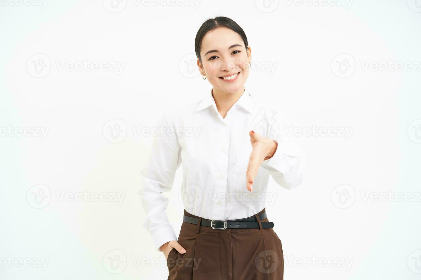 zelfverzekerd Aziatisch zakenvrouw, strekt zich uit haar hand- voor handdruk, groet klanten Bij bedrijf met vriendelijk glimlach, wit achtergrond foto