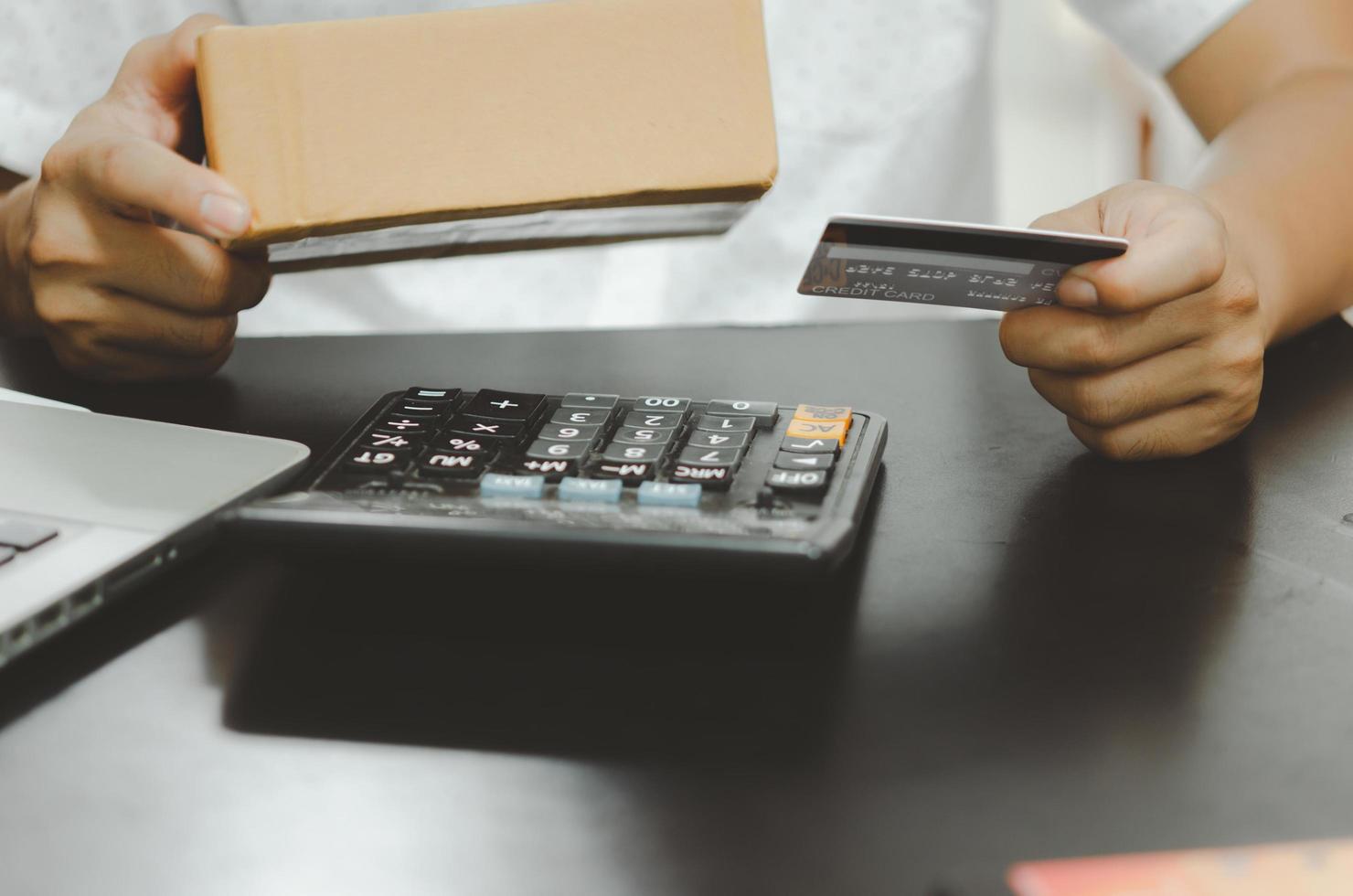 man hand met creditcard en pakketdoos. foto