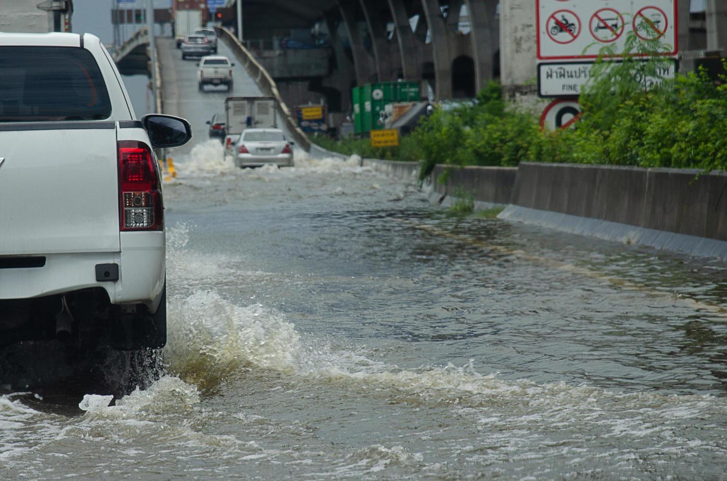 overstromingsweg thailand foto
