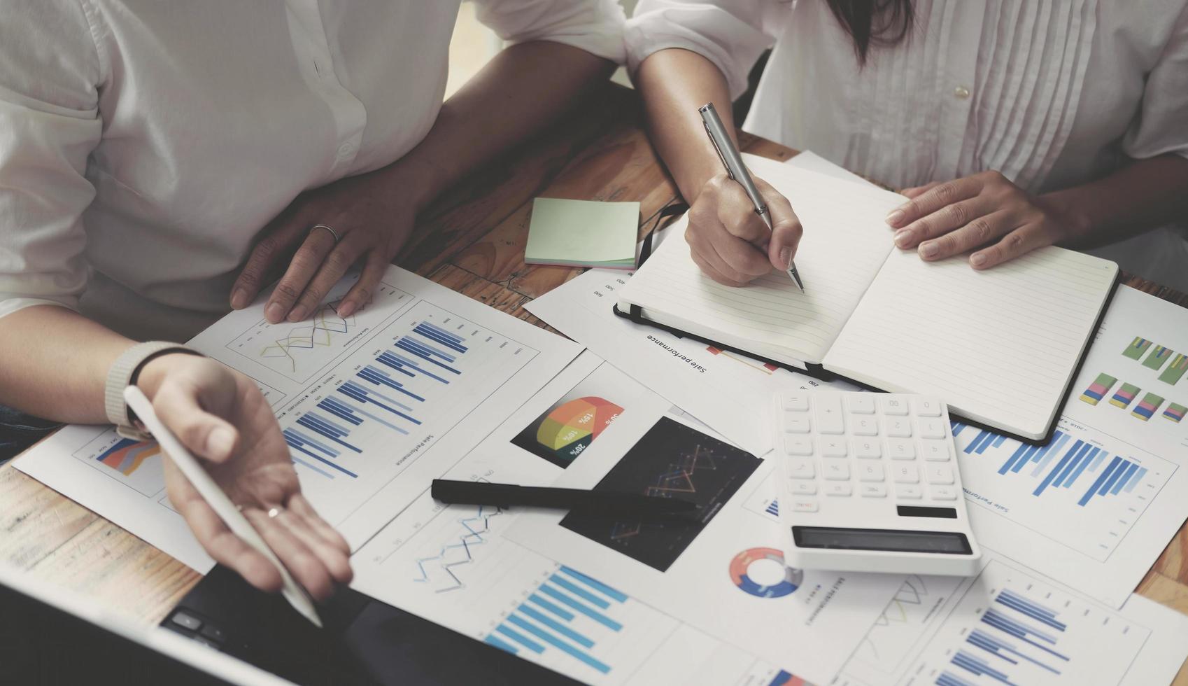 twee zakenvrouwen werken samen om te brainstormen over hoe het bedrijf kan groeien en plannen te maken om de financiën van het bedrijf in overeenstemming met het plan te beheren. financieel begrip. foto