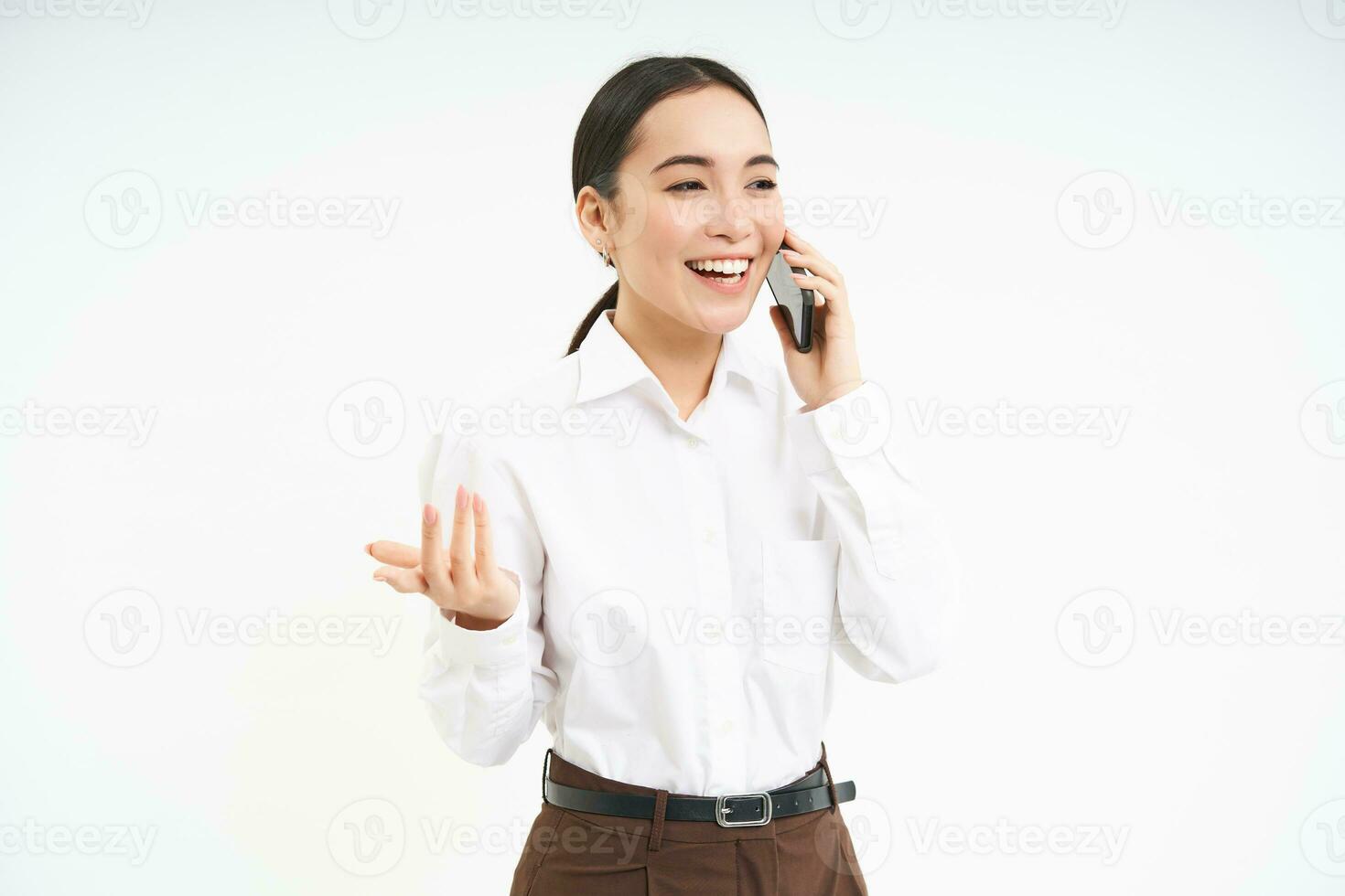 portret van mooi Aziatisch zakenvrouw, pratend Aan mobiel telefoon, zakelijke manager bespreken bedrijf met cliënt Aan telefoon, wit achtergrond foto