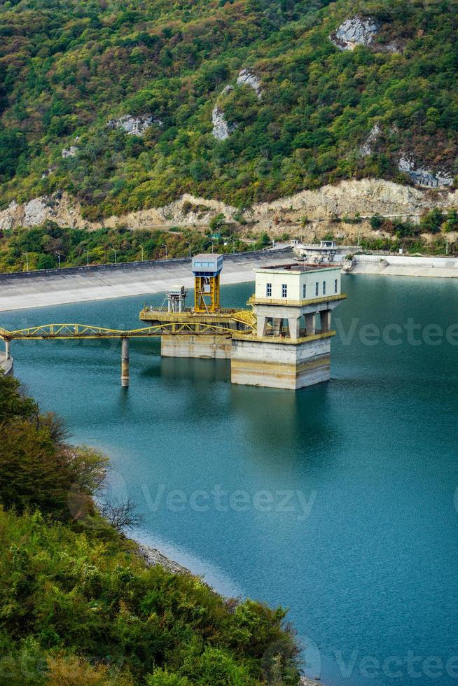 beroemd zhinvali-reservoir in de bergen van de Kaukasus in Georgië foto