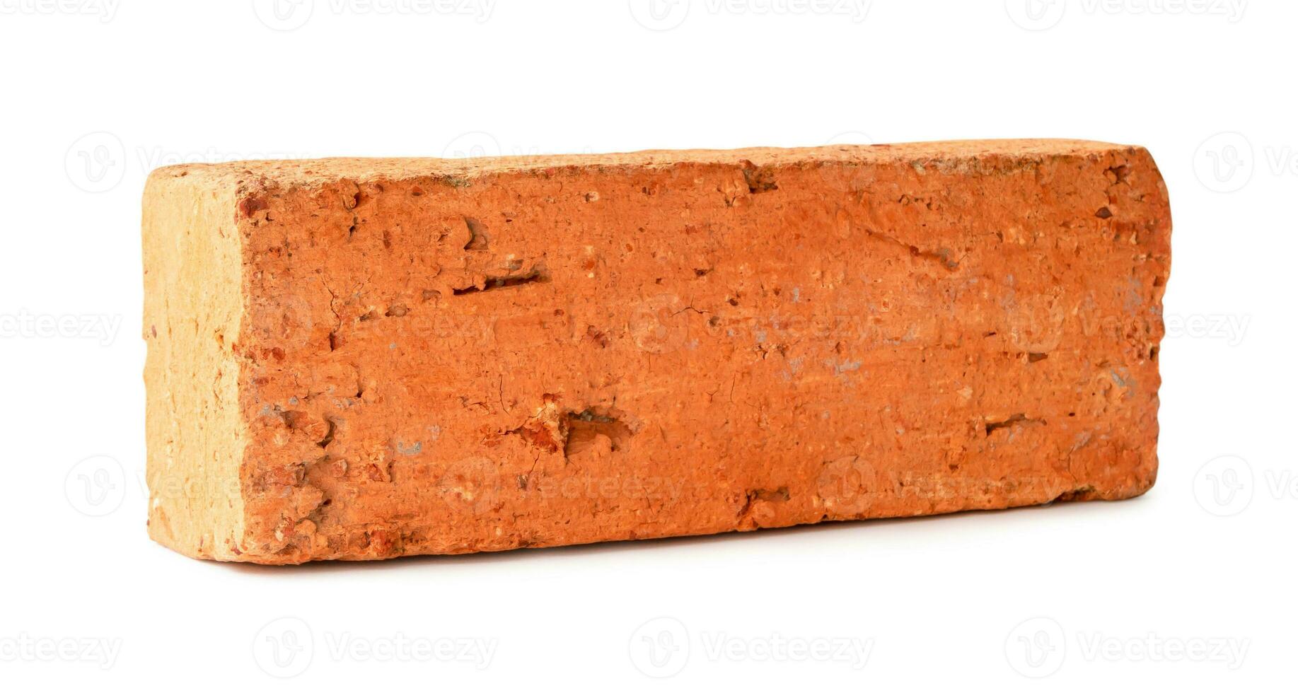 single oud gebarsten rood of oranje steen geïsoleerd met knipsel pad foto