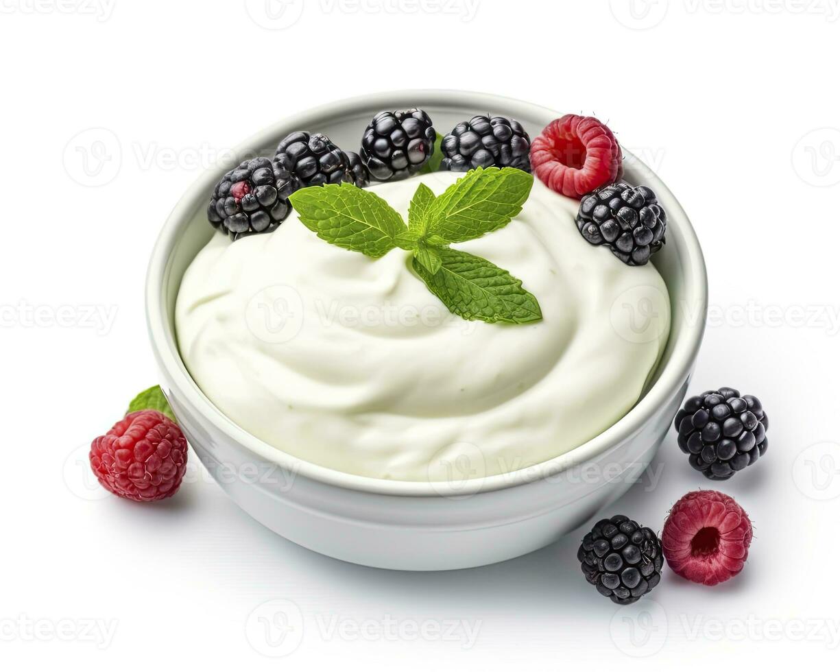 ai gegenereerd groen kom van Grieks yoghurt en vers bessen geïsoleerd Aan wit achtergrond. ai gegenereerd foto